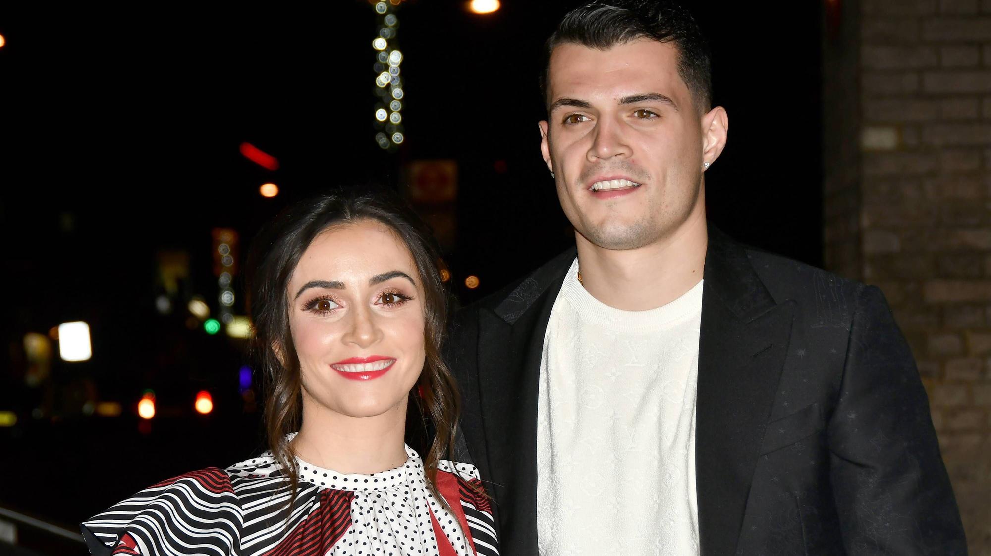 Der ehemalige Gladbach-Spieler und jetzige Arsenal-London-Star Granit Xhaka (r.) blickt mit seiner Frau Leonita Xhaka (l.) auf einer Veranstaltung in London am 18. Februar 2019 in die Kamera des Fotografen.