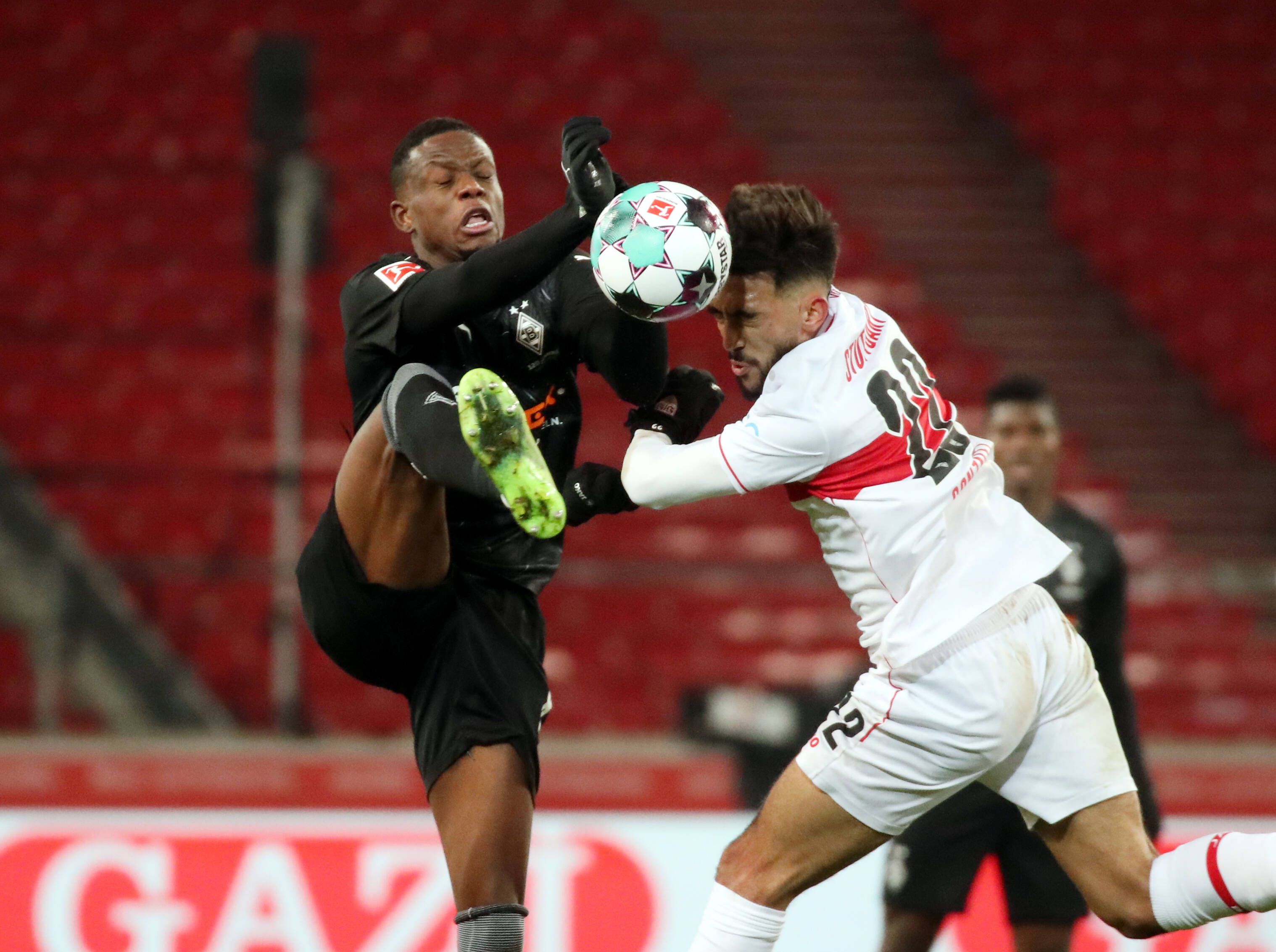 Denis Zakaria kämpf mit Stuttgarts Nicolas Gonzalez um den Ball.