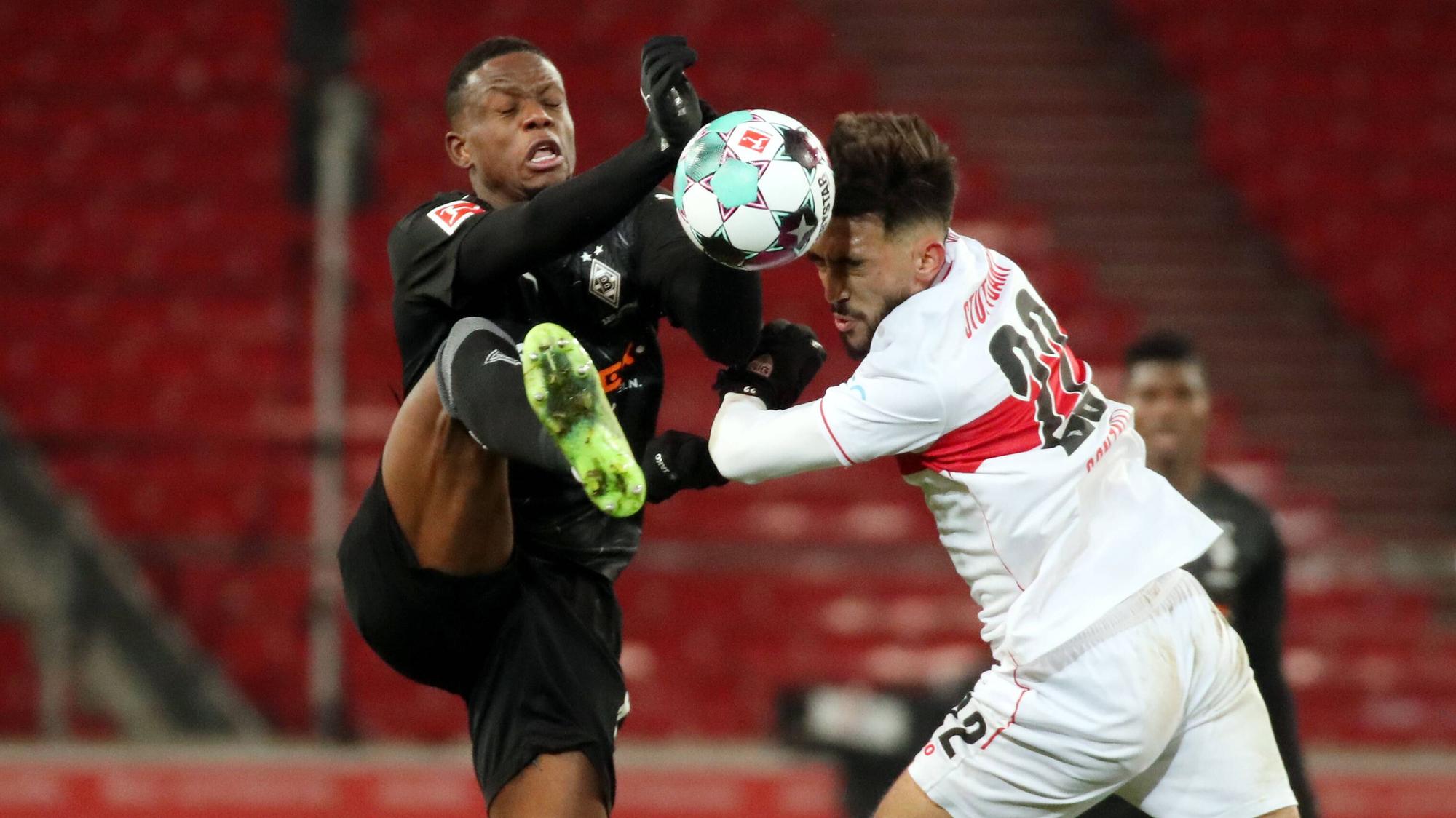 Denis Zakaria kämpf mit Stuttgarts Nicolas Gonzalez um den Ball.