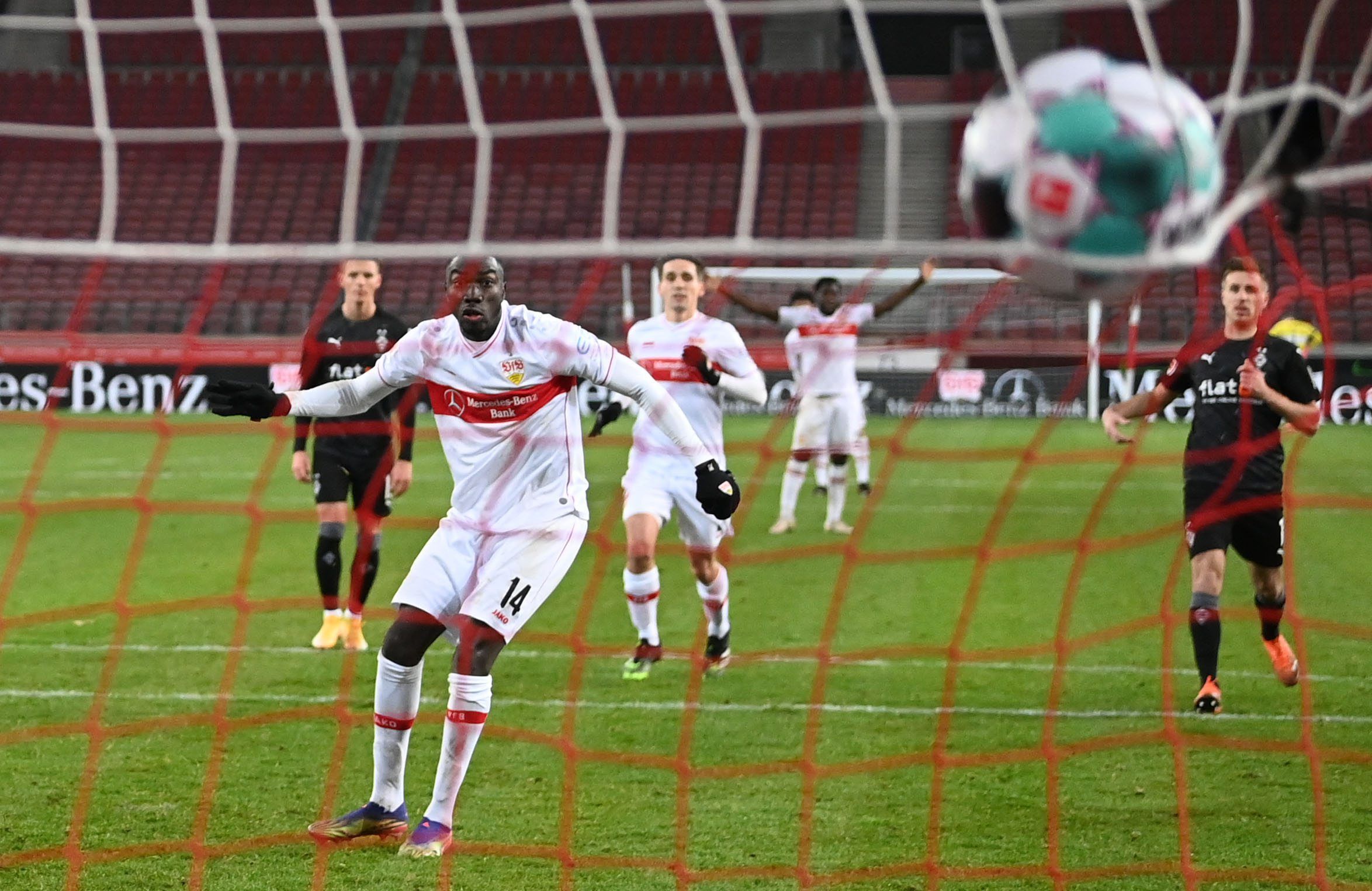 Stuttgarts Silas Wamangituka erzielte per Elfmeter den späten Ausgleich gegen Gladbach.