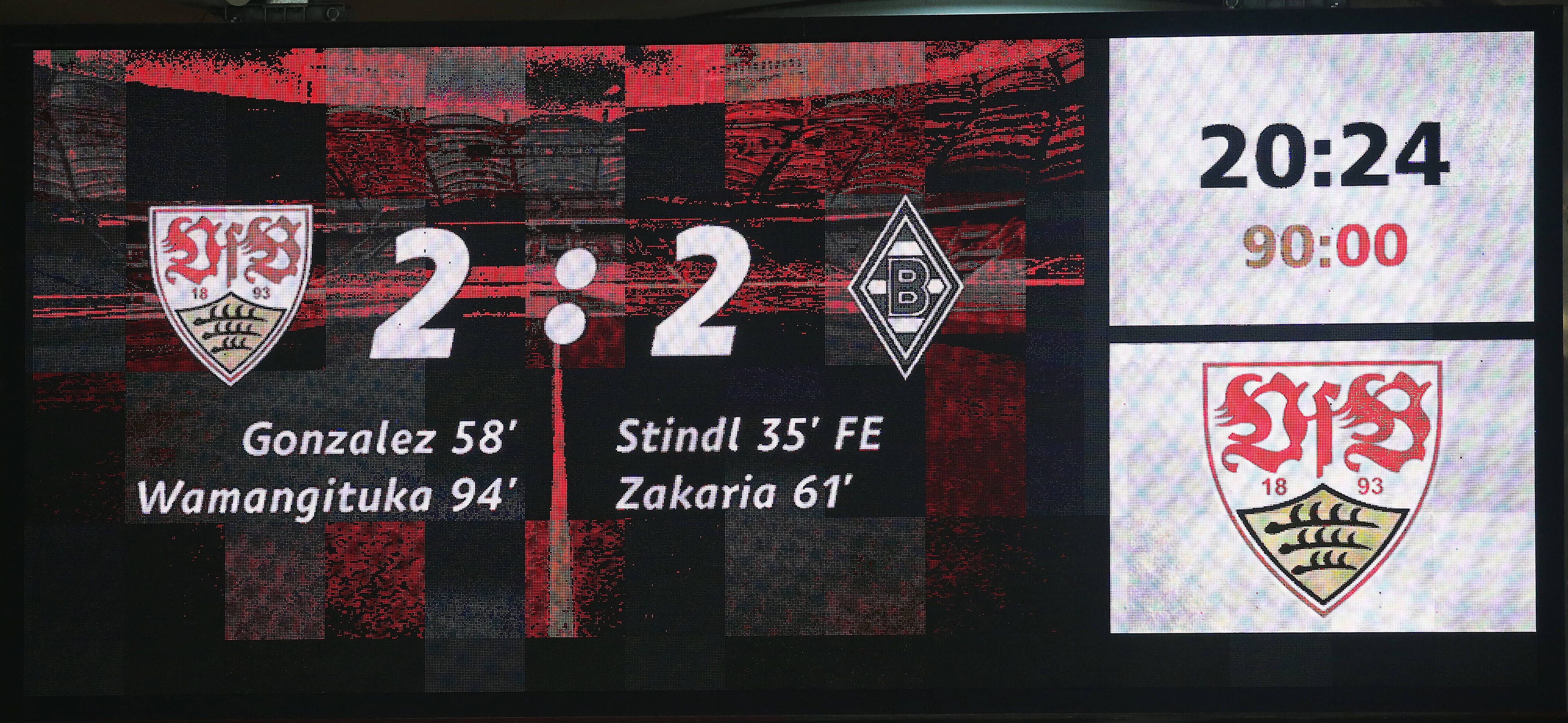 Die Anzeigetafel in der Mercedes-Benz-Arena zeigt den Endstand des Spiels zwischen dem VfB Stuttgart und Borussia Mönchengladbach an.