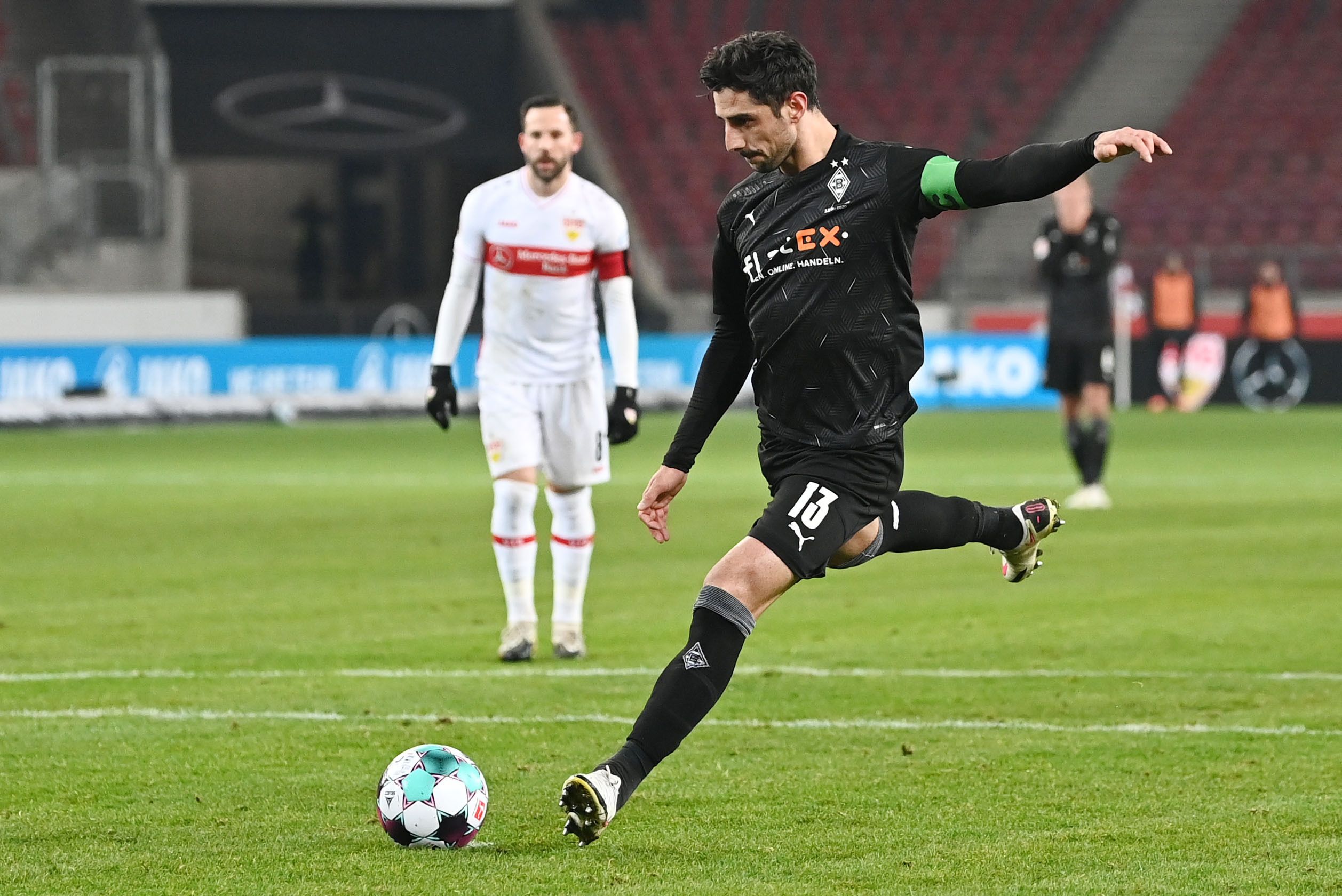 Gladbachs Kapitän bringt sein Team in Stuttgart per Strafstoß mit 1:0 in Führung.