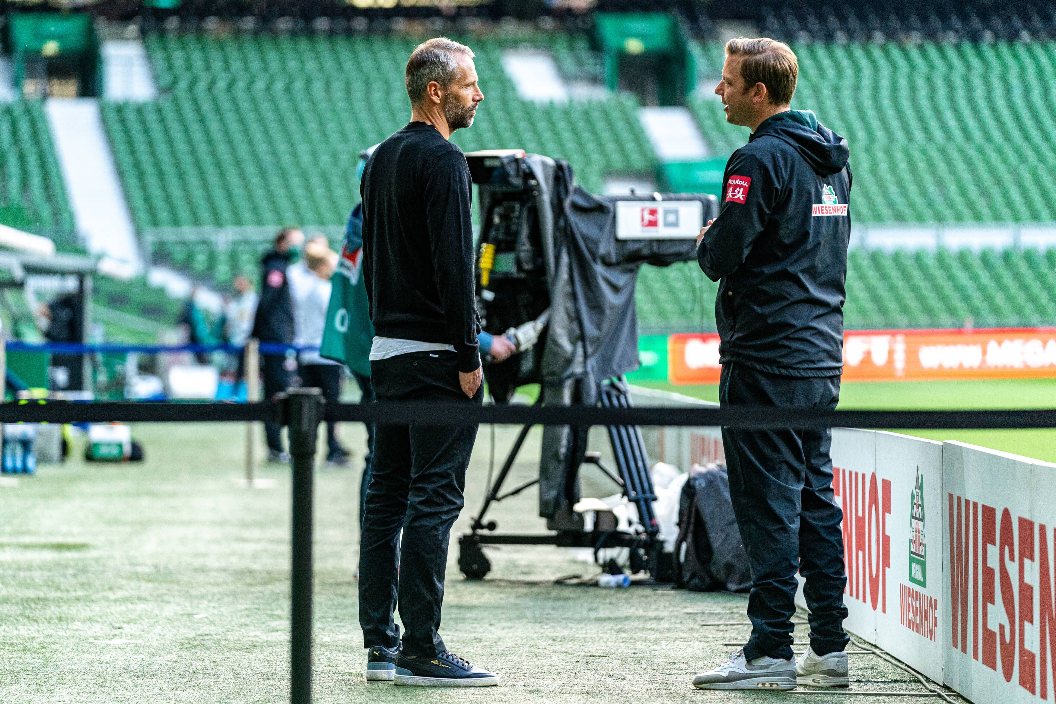 VfL-Trainer Marco Rose (l) und Werder-Trainer Florian Kohfeldt unterhalten sich nach dem Bundesliga-Spiel zwischen Borussia Mönchengladbach und Werder Bremen am 26.05.2020 im Weser-Stadion.