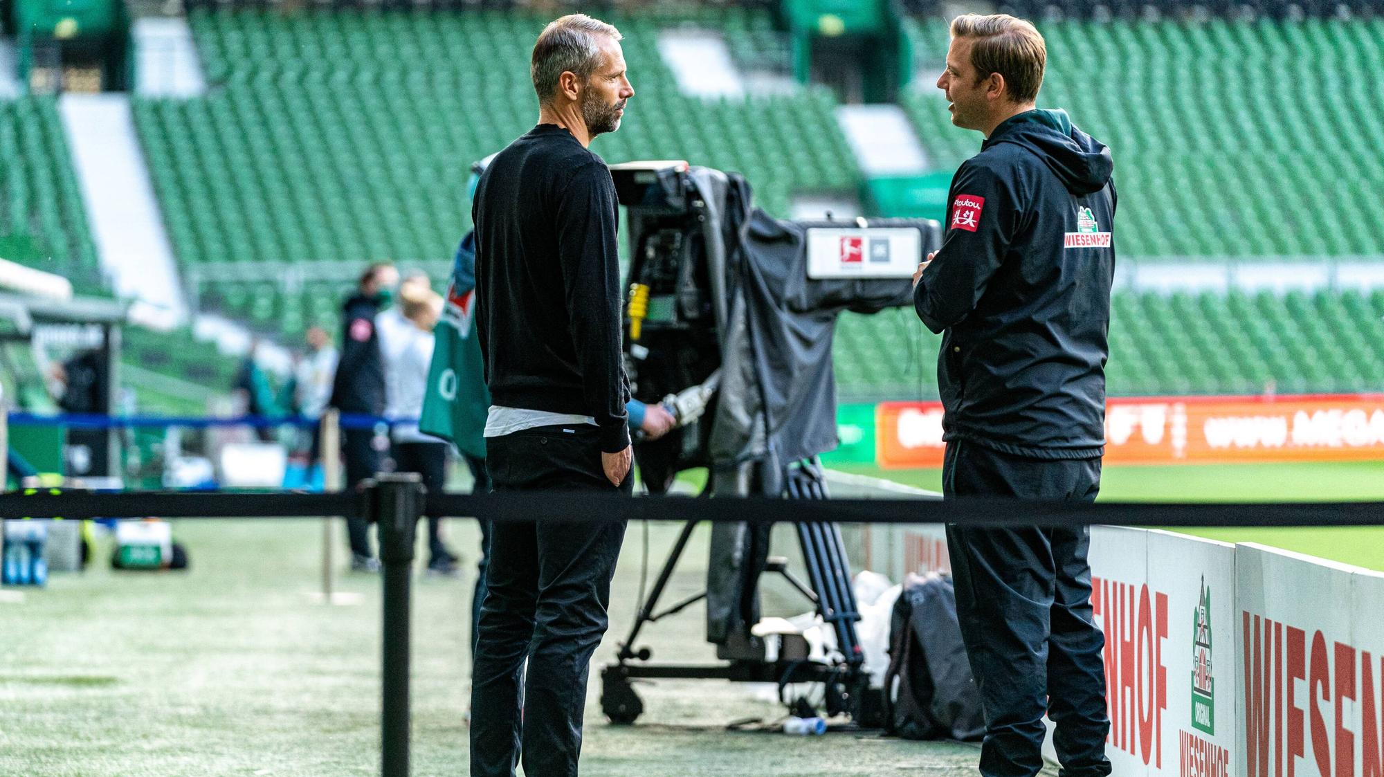 VfL-Trainer Marco Rose (l) und Werder-Trainer Florian Kohfeldt unterhalten sich nach dem Bundesliga-Spiel zwischen Borussia Mönchengladbach und Werder Bremen am 26.05.2020 im Weser-Stadion.
