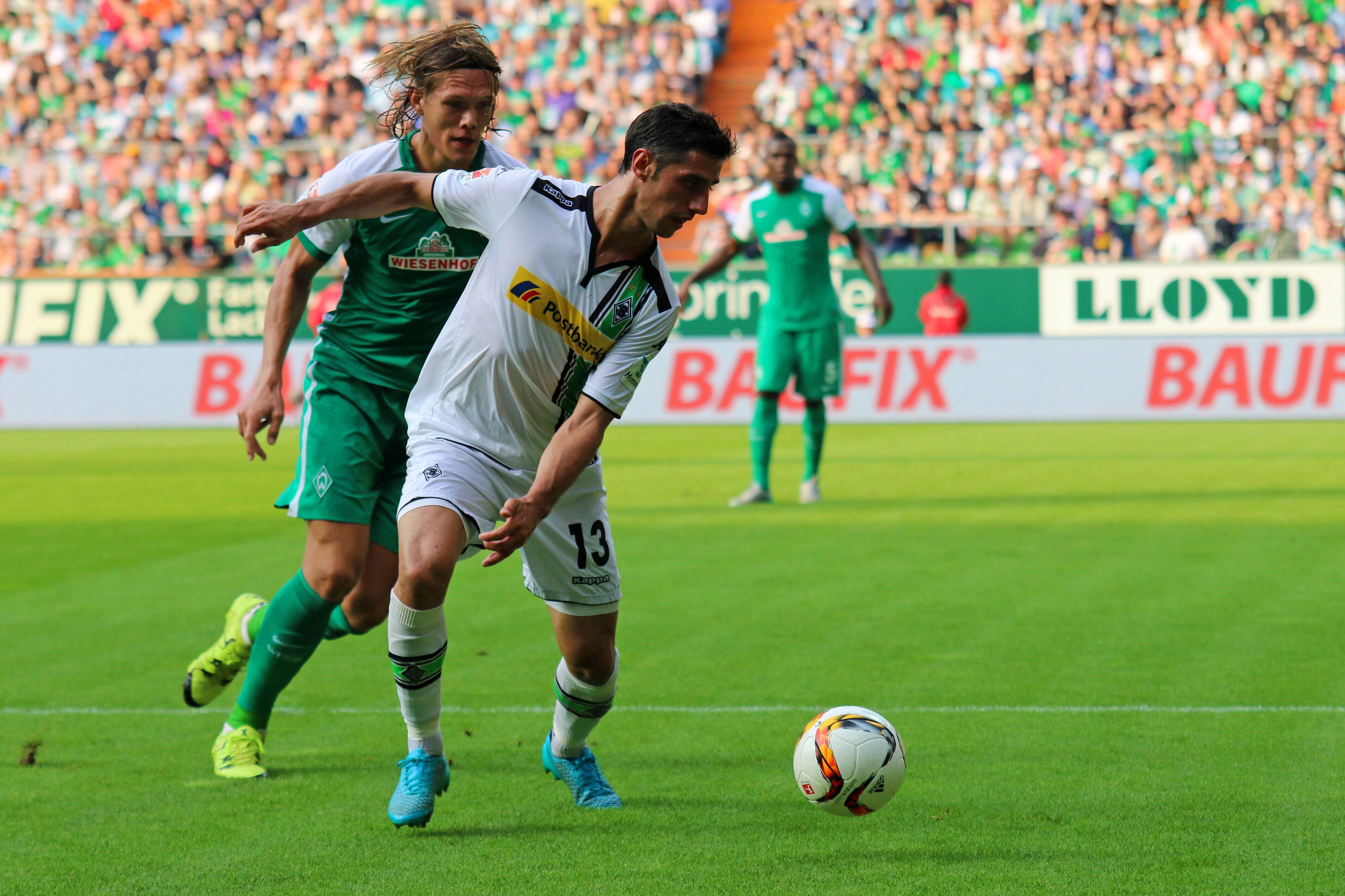 Lars Stindl (r.) und Jannik Vestergaard (l.) begenen sich bei Werders letztem Sieg gegen Gladbach im August 2020.