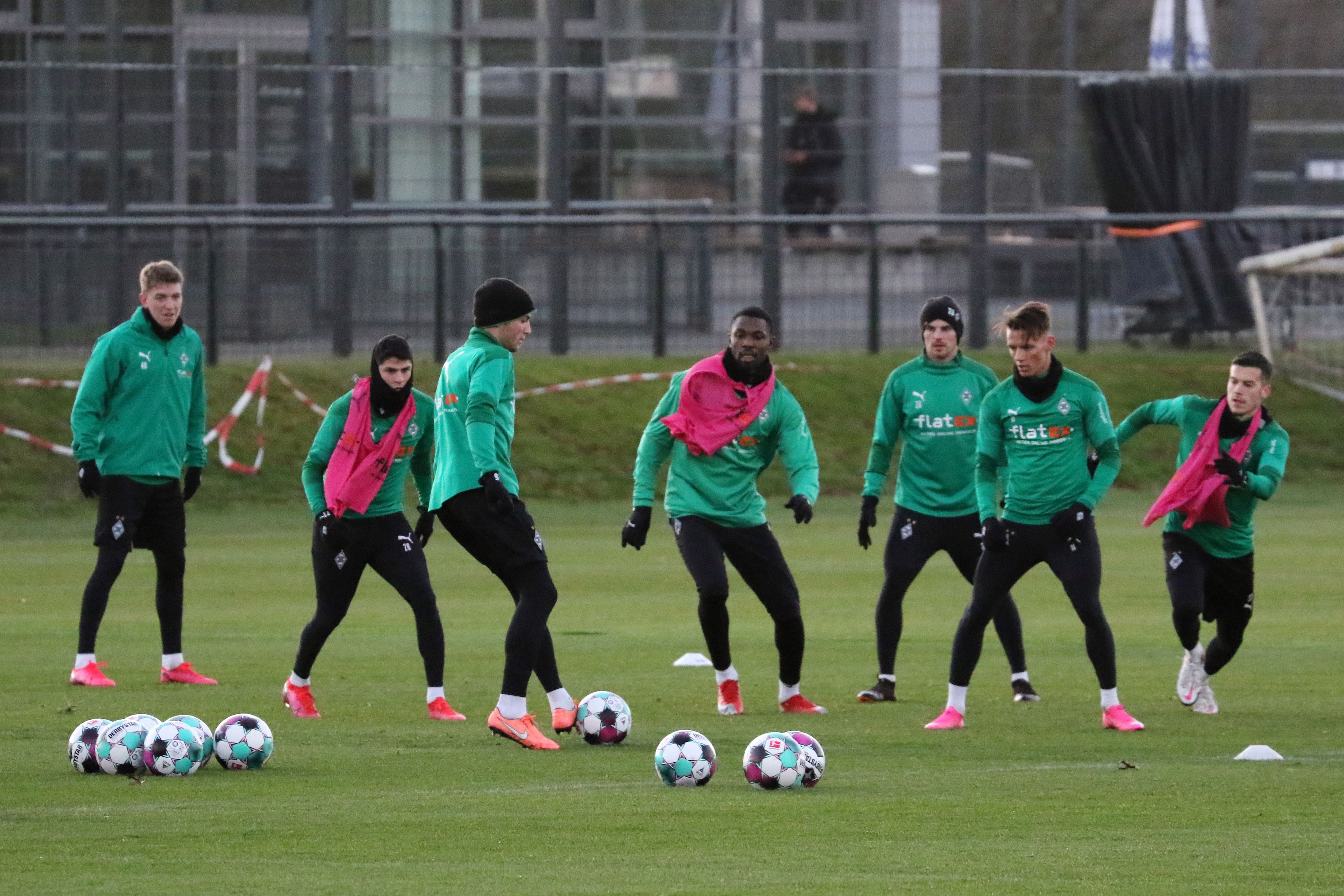Das Team von Borussia Mönchengladbach bei einer Trainingseinheit am 12. Januar 2021 auf dem Trainingsplatz im Borussia-Park.