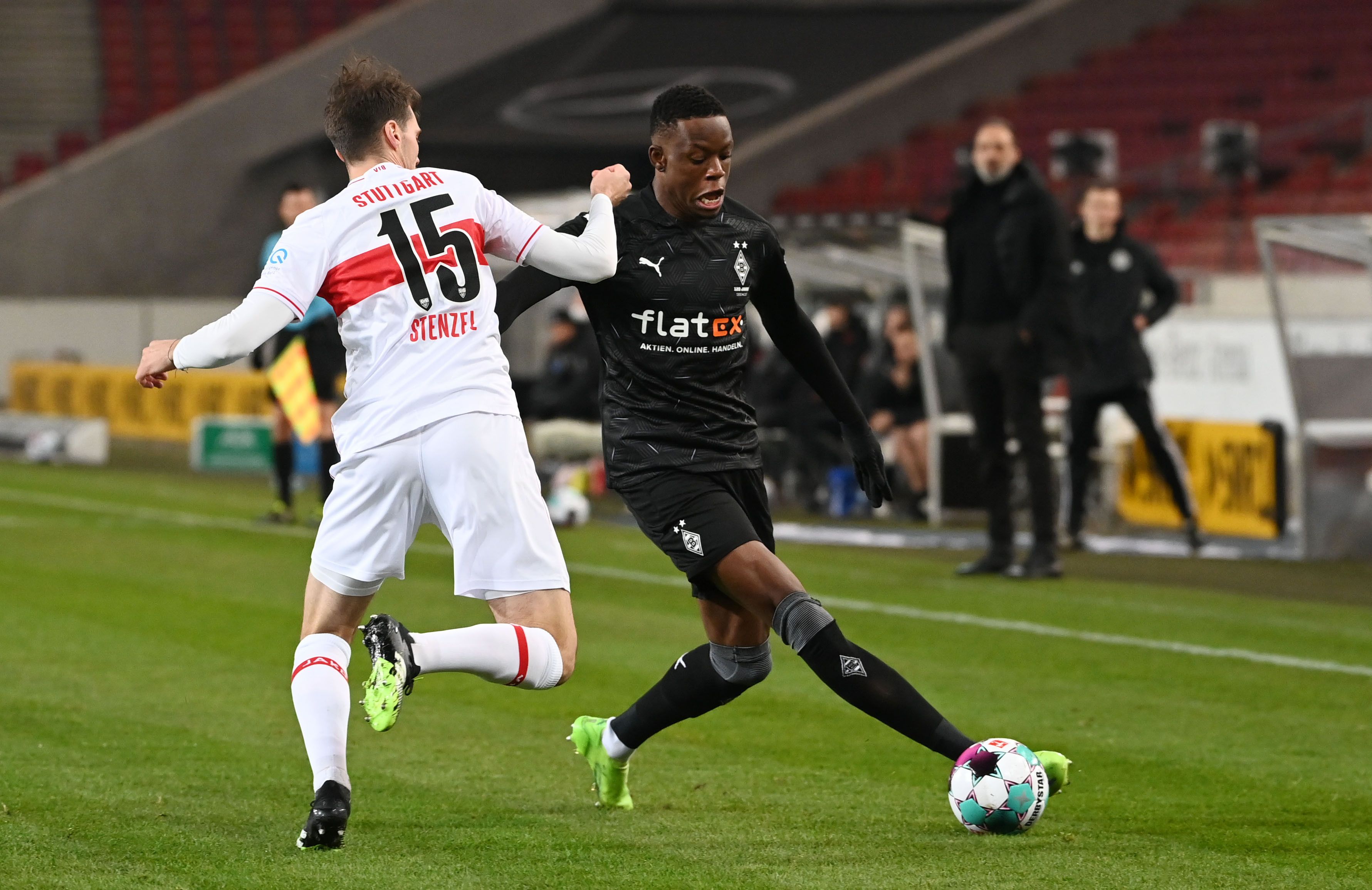 Borussias Denis Zakaria (r.), hier im Zweikampf mit Stuttgarts Pascal Stenzel (l.), erzielte gegen den VfB Stuttgart den Treffer zum zwischenzeitlichen 2:1.