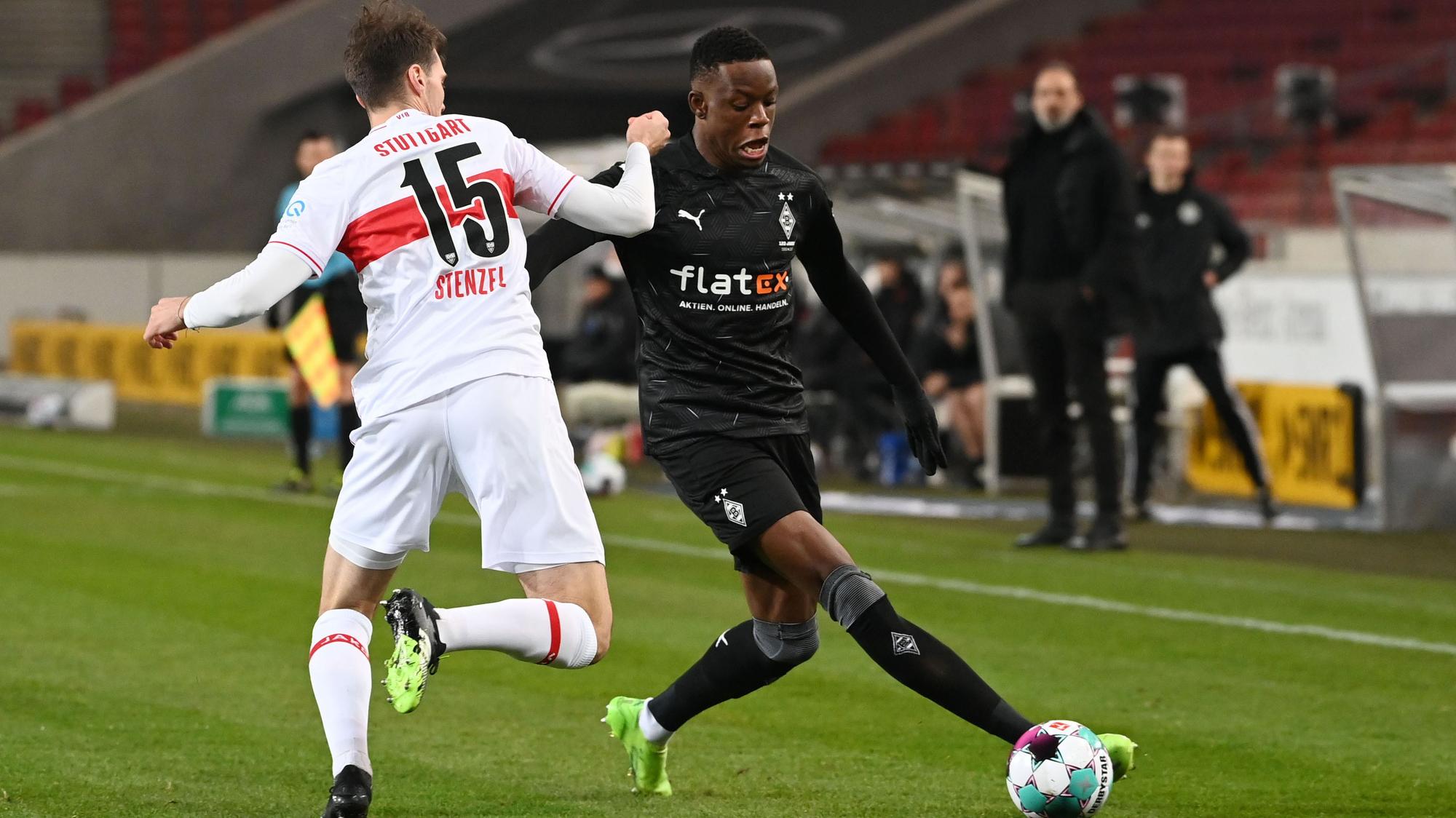 Borussias Denis Zakaria (r.), hier im Zweikampf mit Stuttgarts Pascal Stenzel (l.), erzielte gegen den VfB Stuttgart den Treffer zum zwischenzeitlichen 2:1.