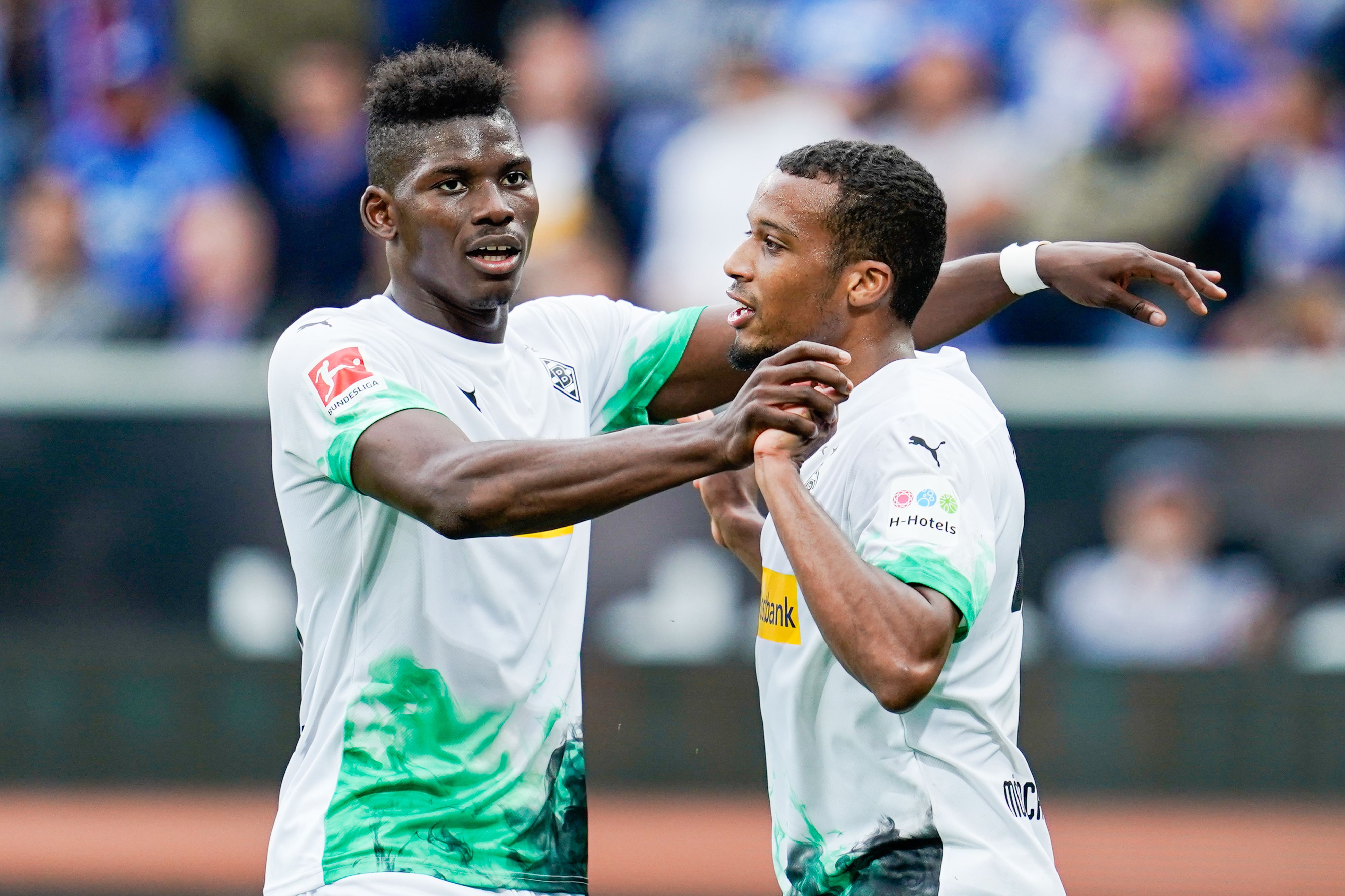 Borussias Alassane Plea (r) jubelt mit Teamkollege Breel Embolo (l.) beim Bundesliga-Spiel der Fohlen bei der TSG Hoffenheim am 28.09.2019.