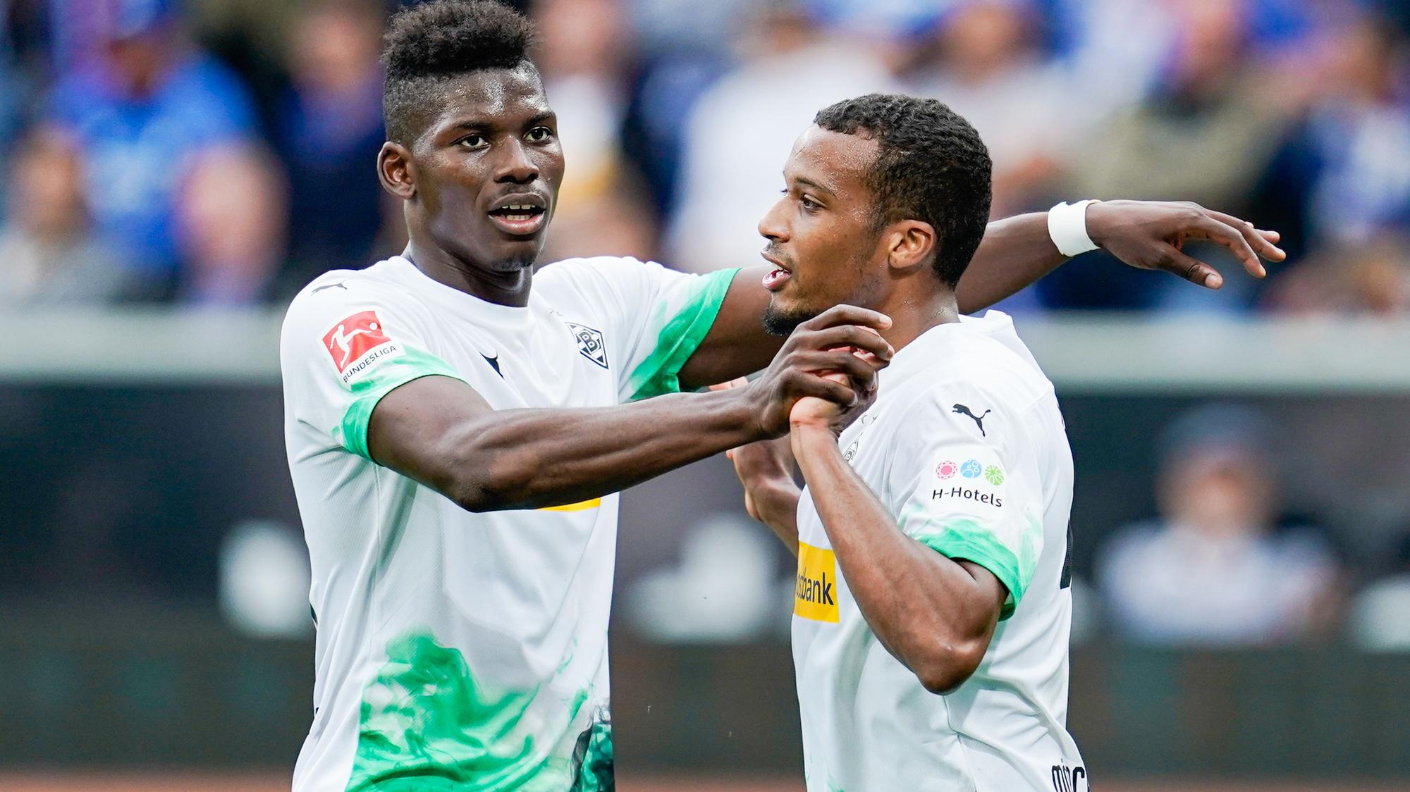 Borussias Alassane Plea (r) jubelt mit Teamkollege Breel Embolo (l.) beim Bundesliga-Spiel der Fohlen bei der TSG Hoffenheim am 28.09.2019.