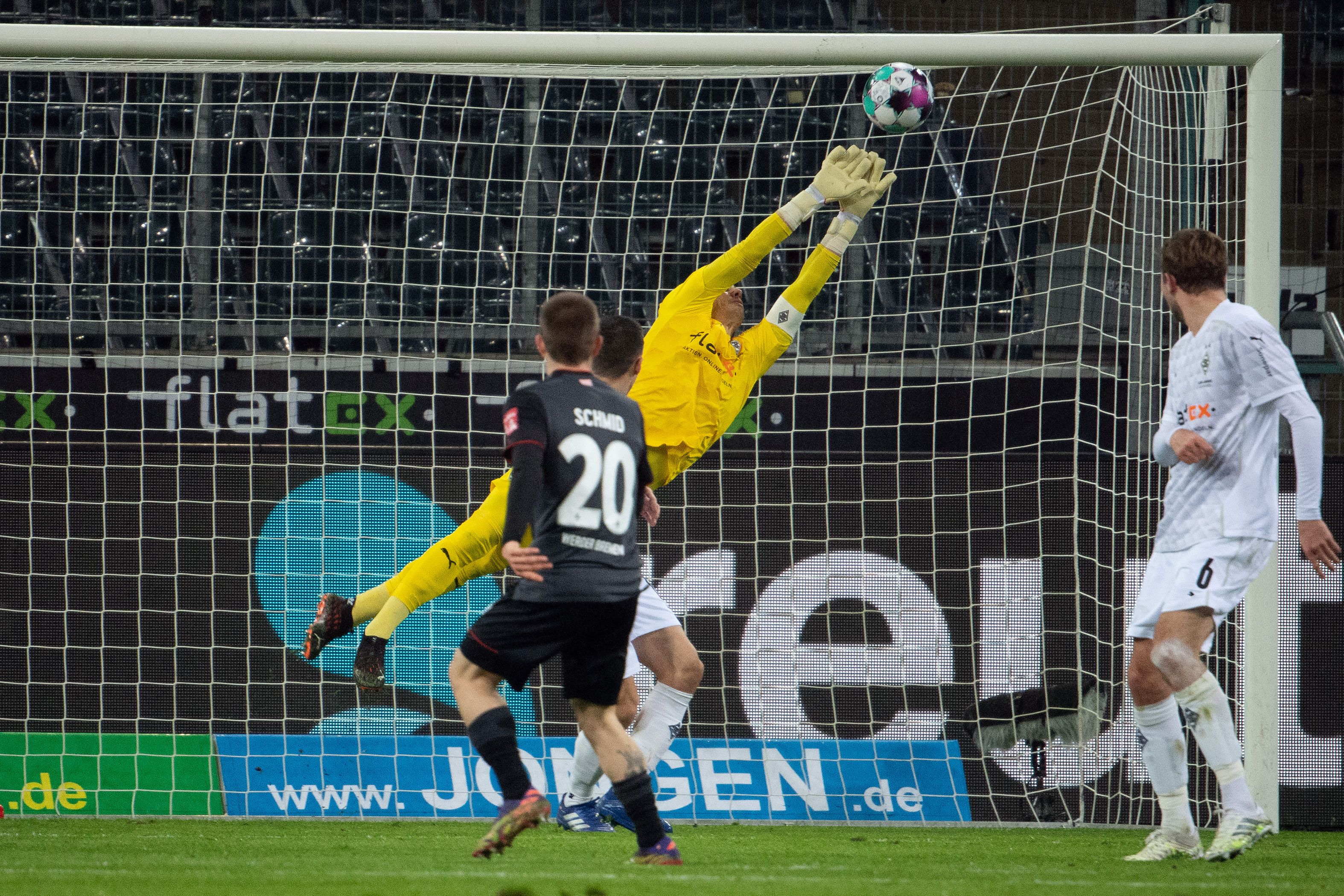 Yann Sommer pariert einen Schuss von Bremens Romano Schmied in der 27. Minute des Bundesliga-Spiels zwischen Borussia Mönchengladbach und Werder Bremen.