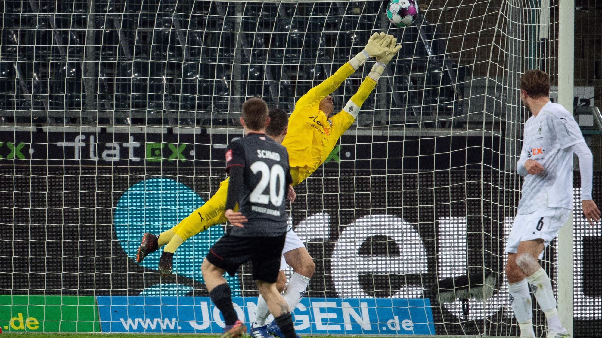 Yann Sommer pariert einen Schuss von Bremens Romano Schmied in der 27. Minute des Bundesliga-Spiels zwischen Borussia Mönchengladbach und Werder Bremen.