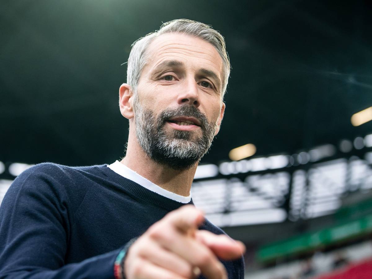 Ex-Gladbach-Trainer Marco Rose hat einen neuen Job. Seit Donnerstag (8. August 2022) ist er bei RB Leipzig angestellt. Rose macht eine Geste.
