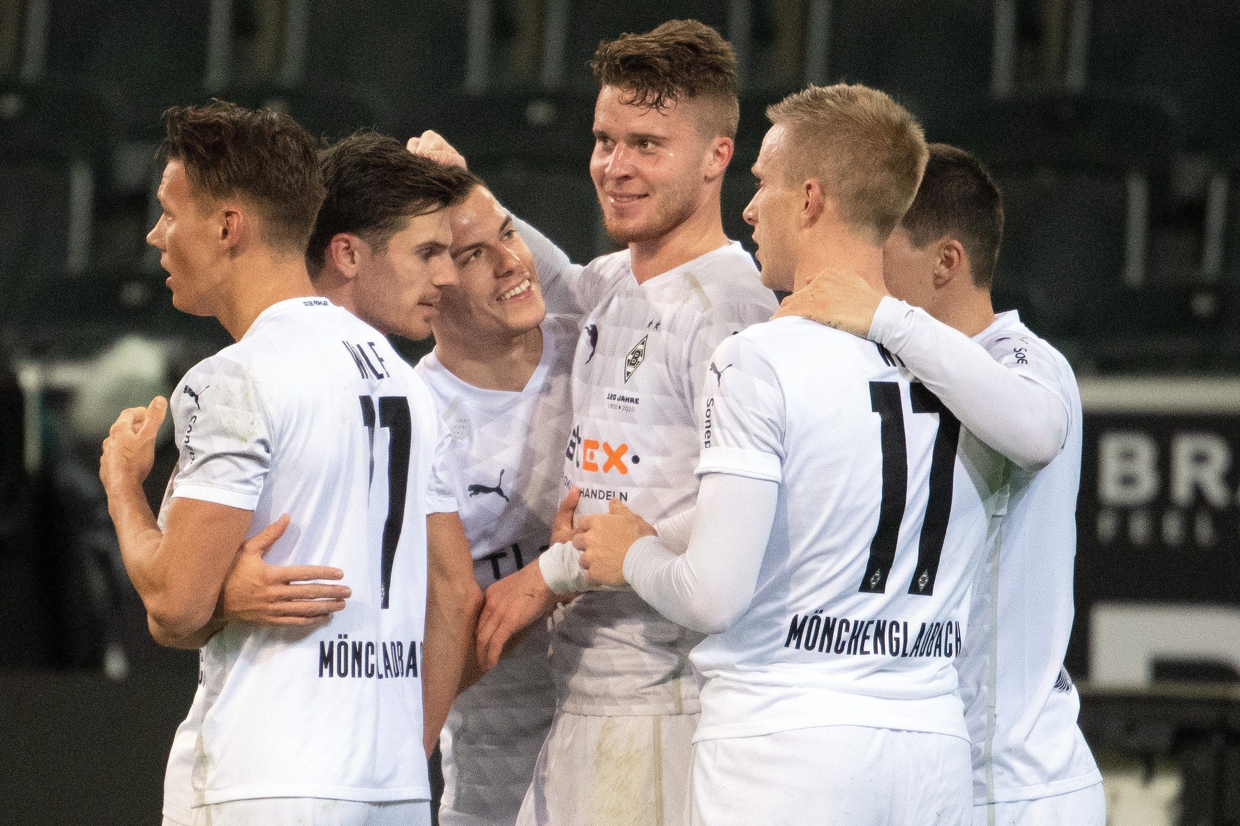 Borussias Spieler bejubeln den Siegtreffer im Heimspiel gegen Werder Bremen.