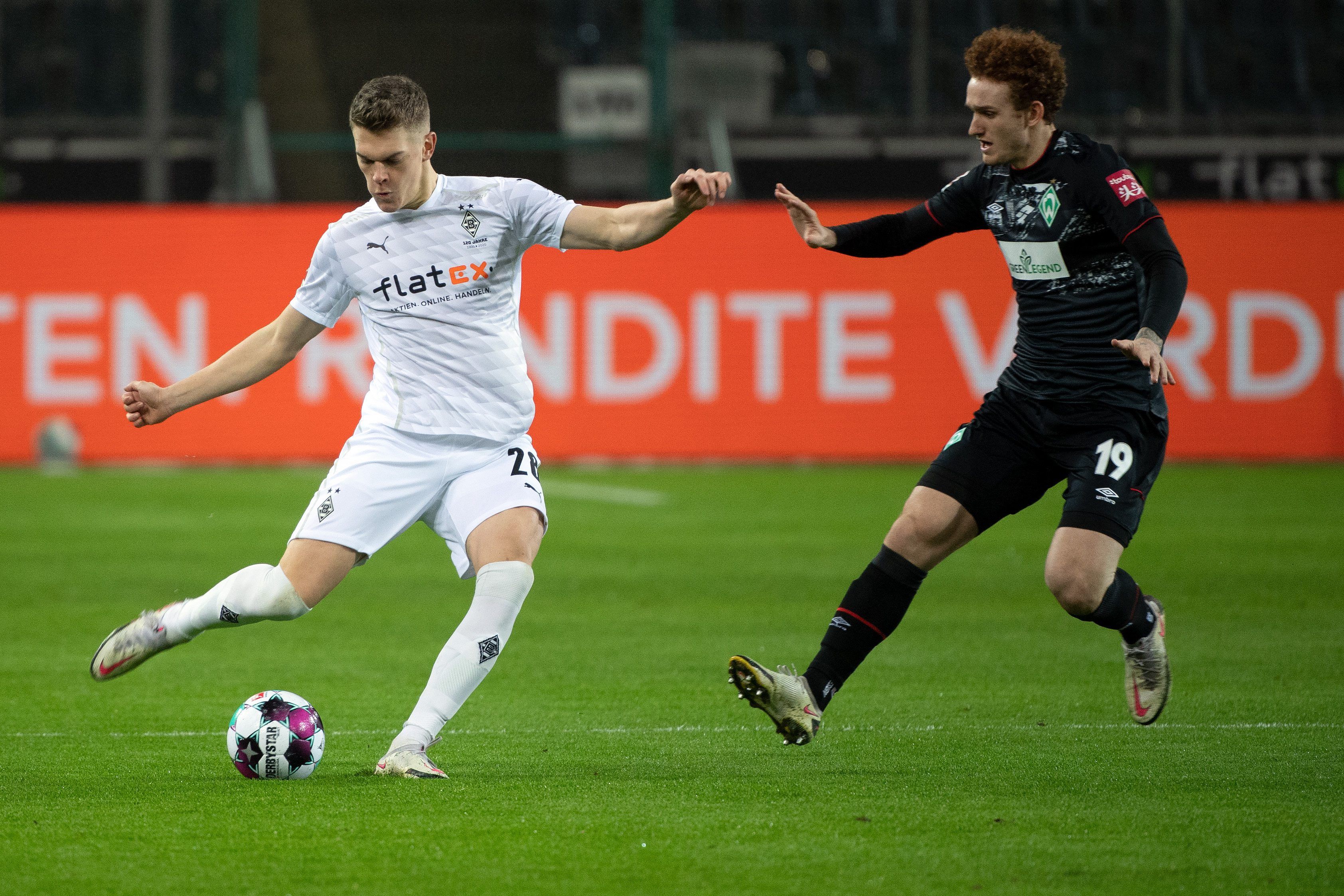 Josh Sargent läuft Borussias Abwehrchef Matthias Ginter an.