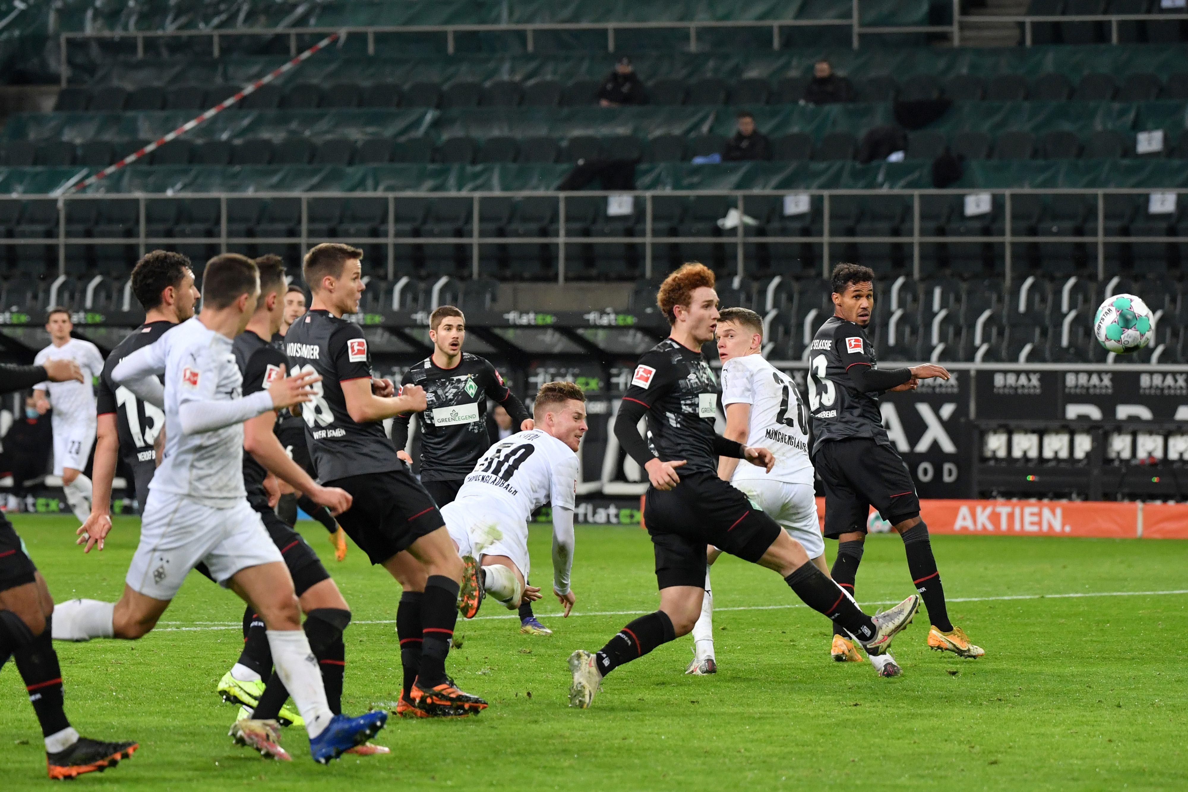 Nico Elvedi (4.v.r.) erzielt den Gladbacher Führungstreffer gegen Werder Bremen.