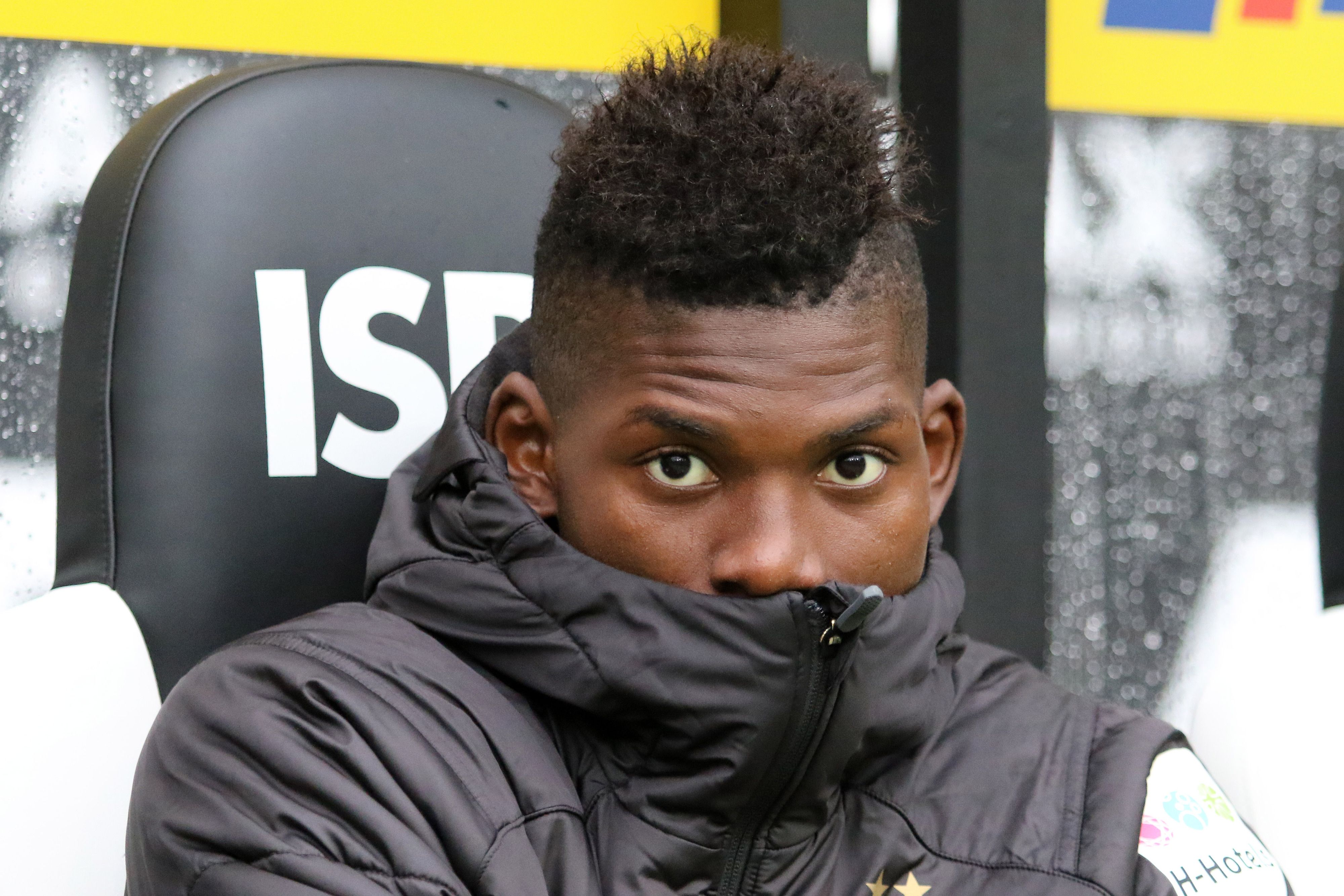 Borussia-Stürmer Breel Embolo sitzt bei einem Spiel der Fohlen im Borussia-Park auf der Bank.