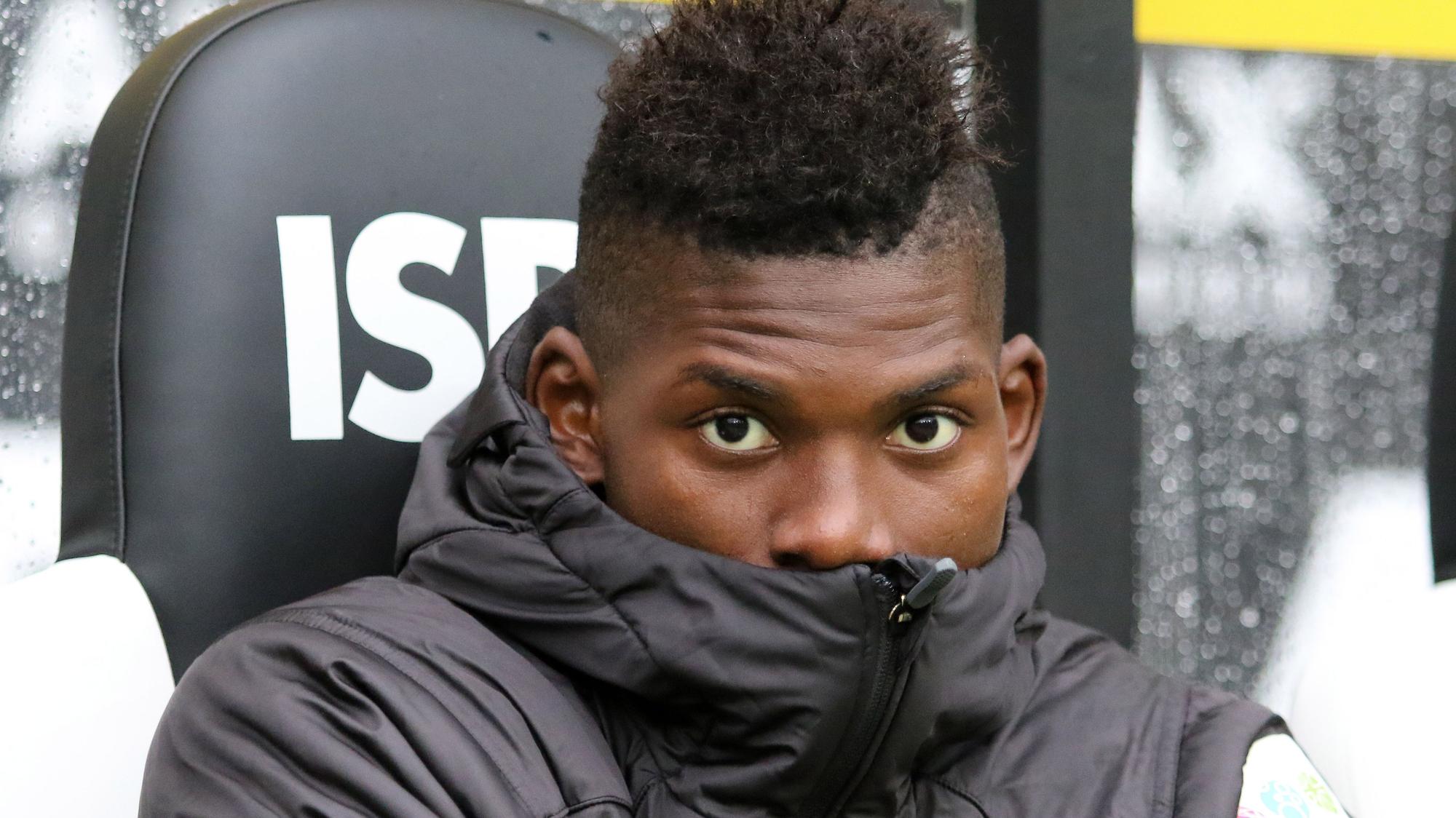 Borussia-Stürmer Breel Embolo sitzt bei einem Spiel der Fohlen im Borussia-Park auf der Bank.