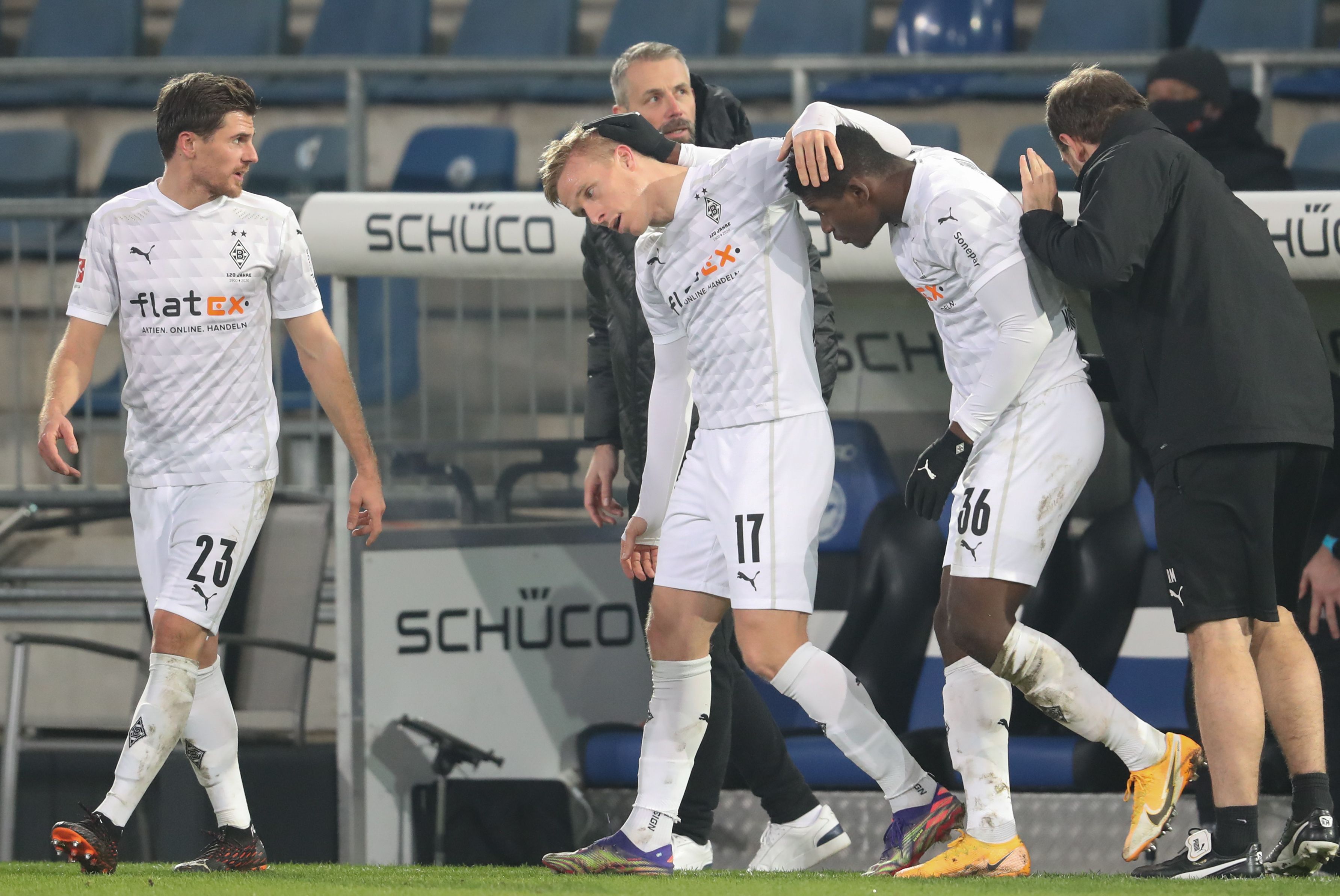 In Bielefeld holten die Fohlen im ersten Spiel des Jahres einen knappen 1:0-Sieg. Das Foto zeigt Torschütze Breel Embolo (2.v.r), der seinen Treffer zum 0:1 mit Jonas Hofmann (l-r) und Oscar Wendt vor Trainer Marco Rose (M hinten) feiert.