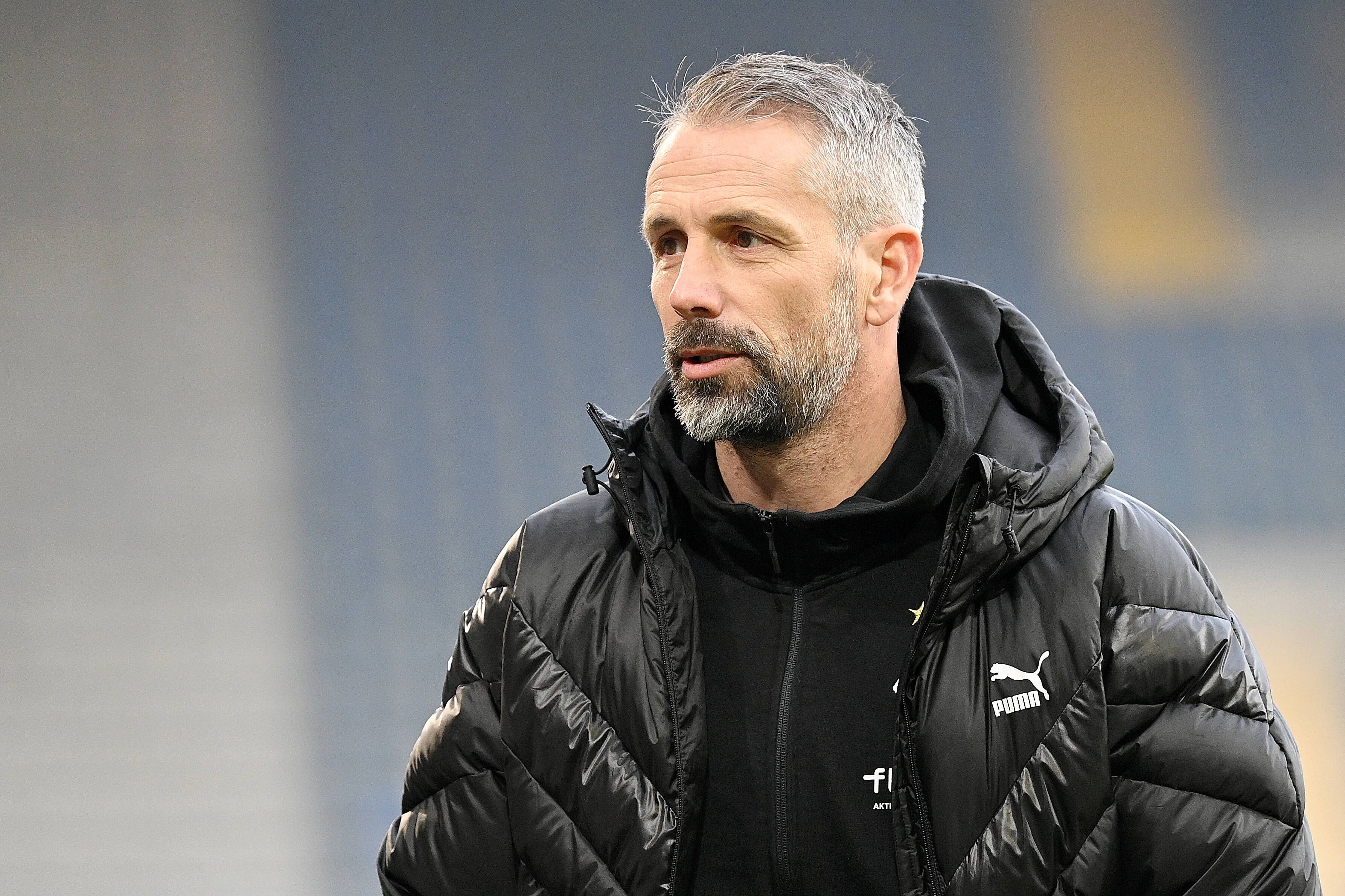 Marco Rose, Trainer der Gladbacher Borussia, blickt im Bielefelder Stadion in eine Kamera.