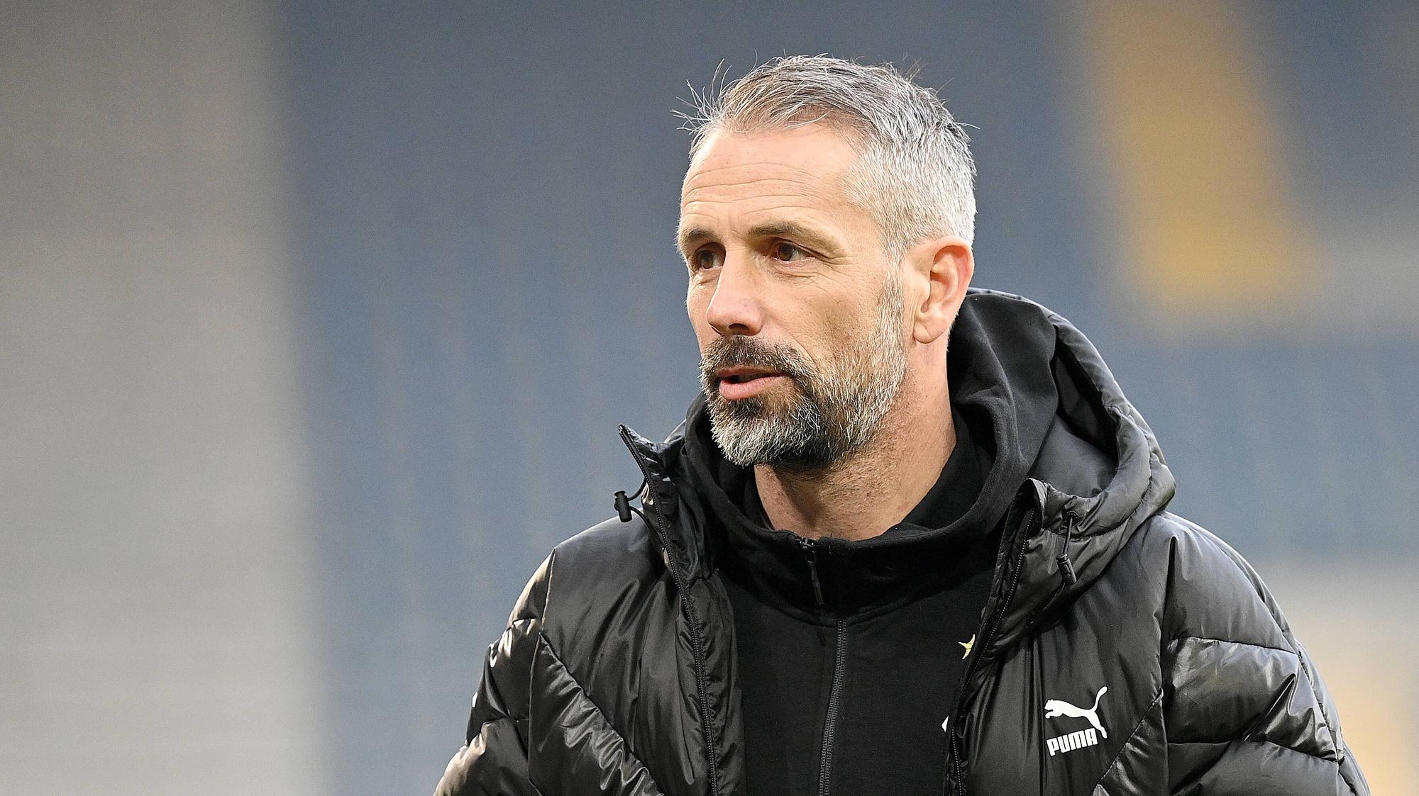 Marco Rose, Trainer der Gladbacher Borussia, blickt im Bielefelder Stadion in eine Kamera.