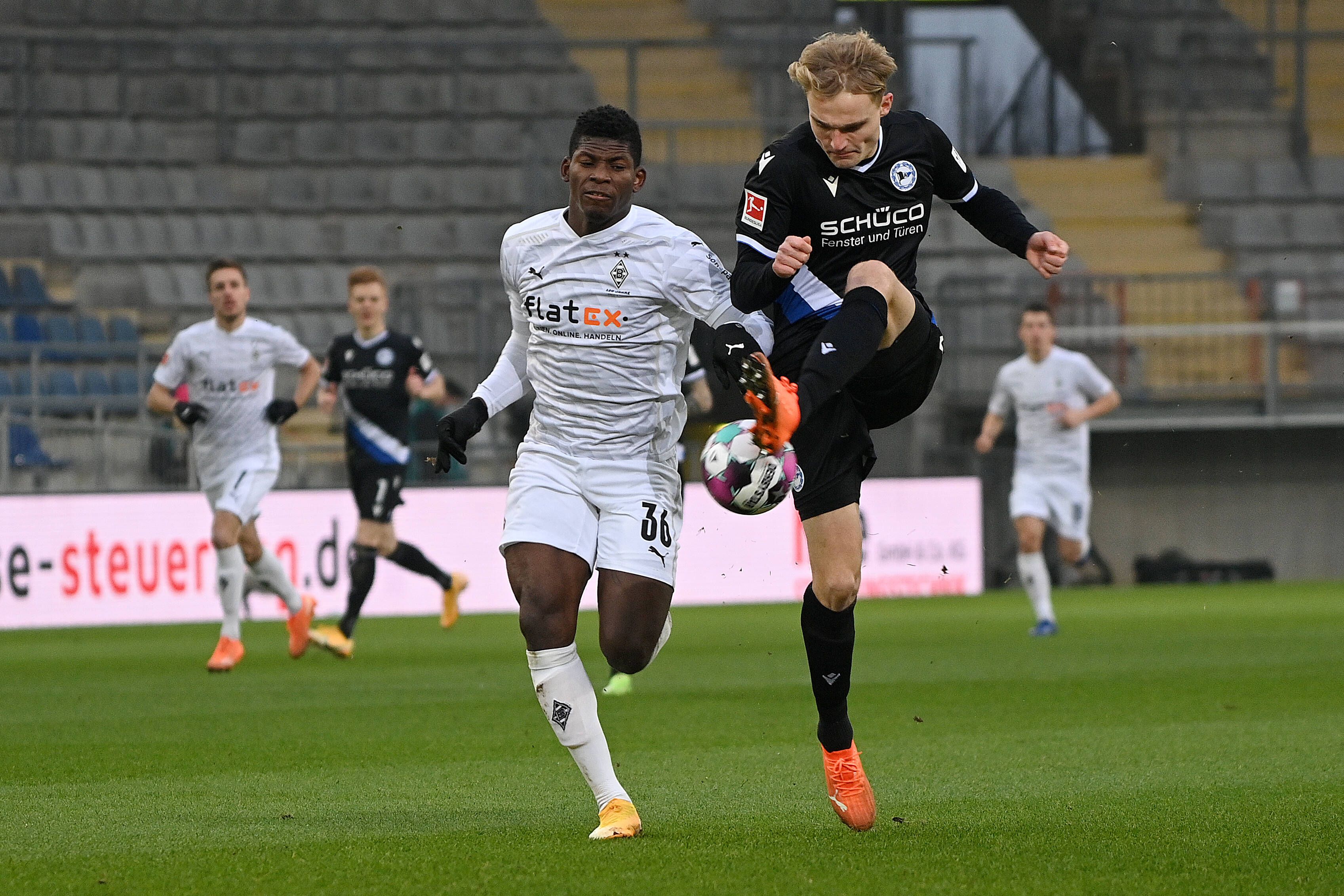 Das Foto zeigt Borussias Breel Embolo (l.) im Zweikampf mit Bielefelds Amos Pieper (r.) am 14. Bundesliga-Spieltag am 2.1.2021.
