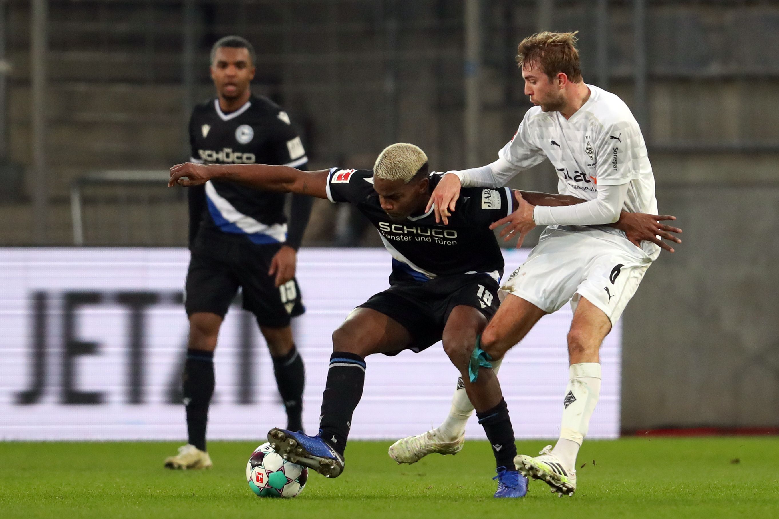 Borussias Christoph Kramer (r.) nimmt gegen Sergio Cordova (m.) die Hände zur Hilfe.