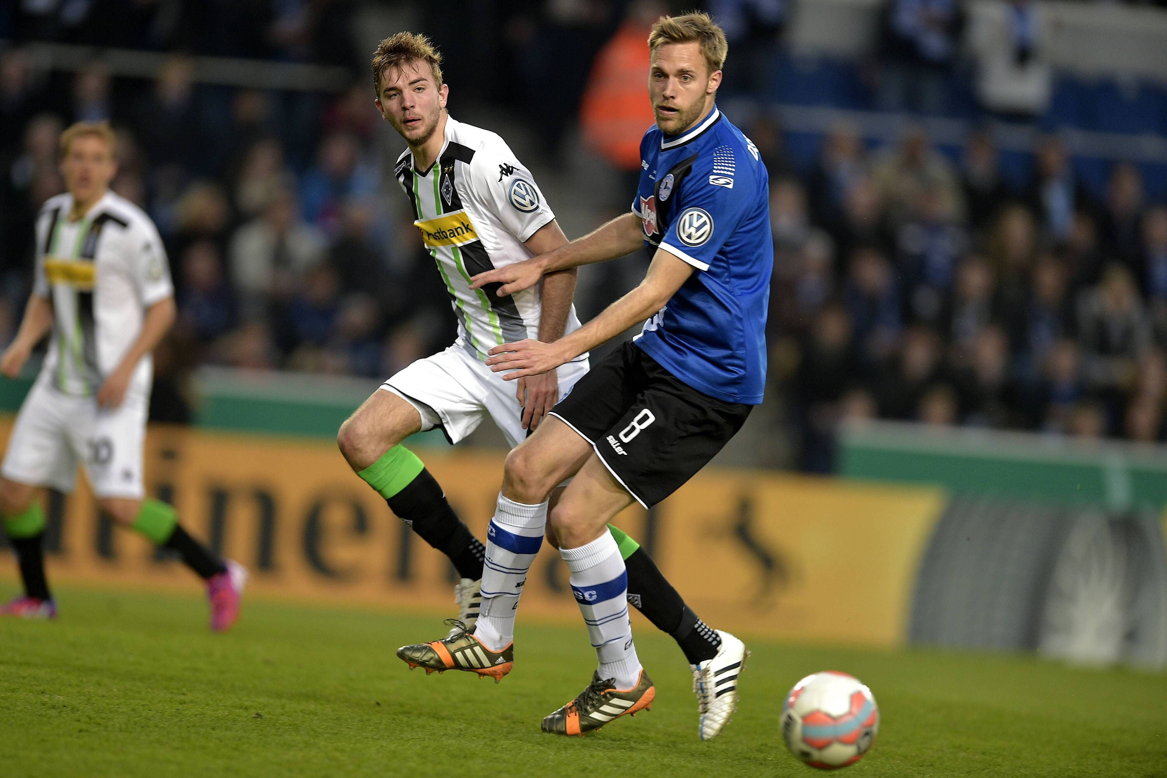 Zuletzt traf Borussia Mönchengladbach 2015 im DFB-Pokal auf Arminia Bielefeld und verlor 4:5 nach Elfmeterschießen. Auf dem Foto sieht man Borussias Christoph Kramer (l.) im Duell mit dem damaligen Bielefelder Daniel Brikmann (r.)