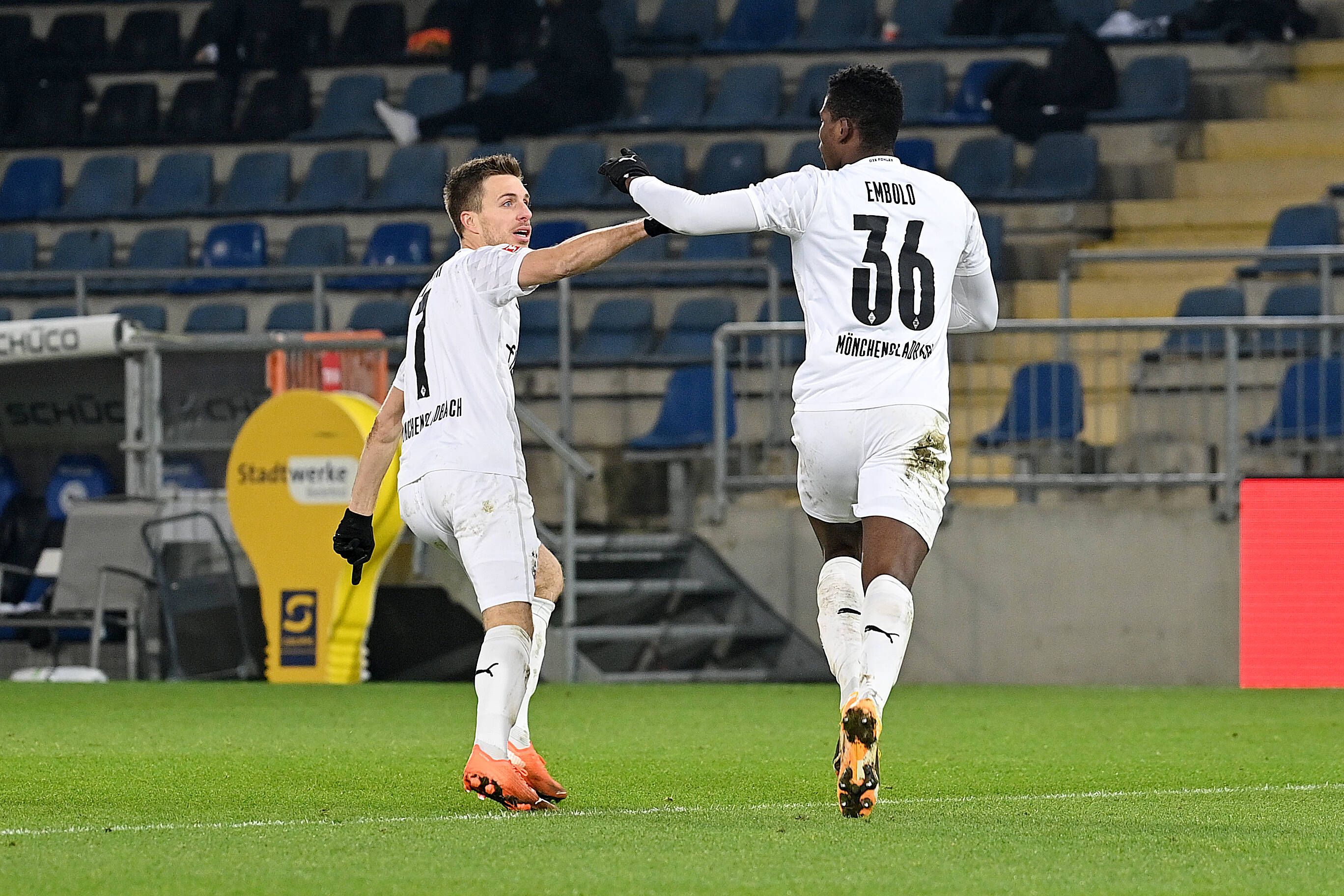 Breel Embolo (r.) jubelt nach seinem Tor zum 0:1 bei Arminia Bielefeld gemeinsam mit Mannschaftskollege Patrick Herrmann (l.).