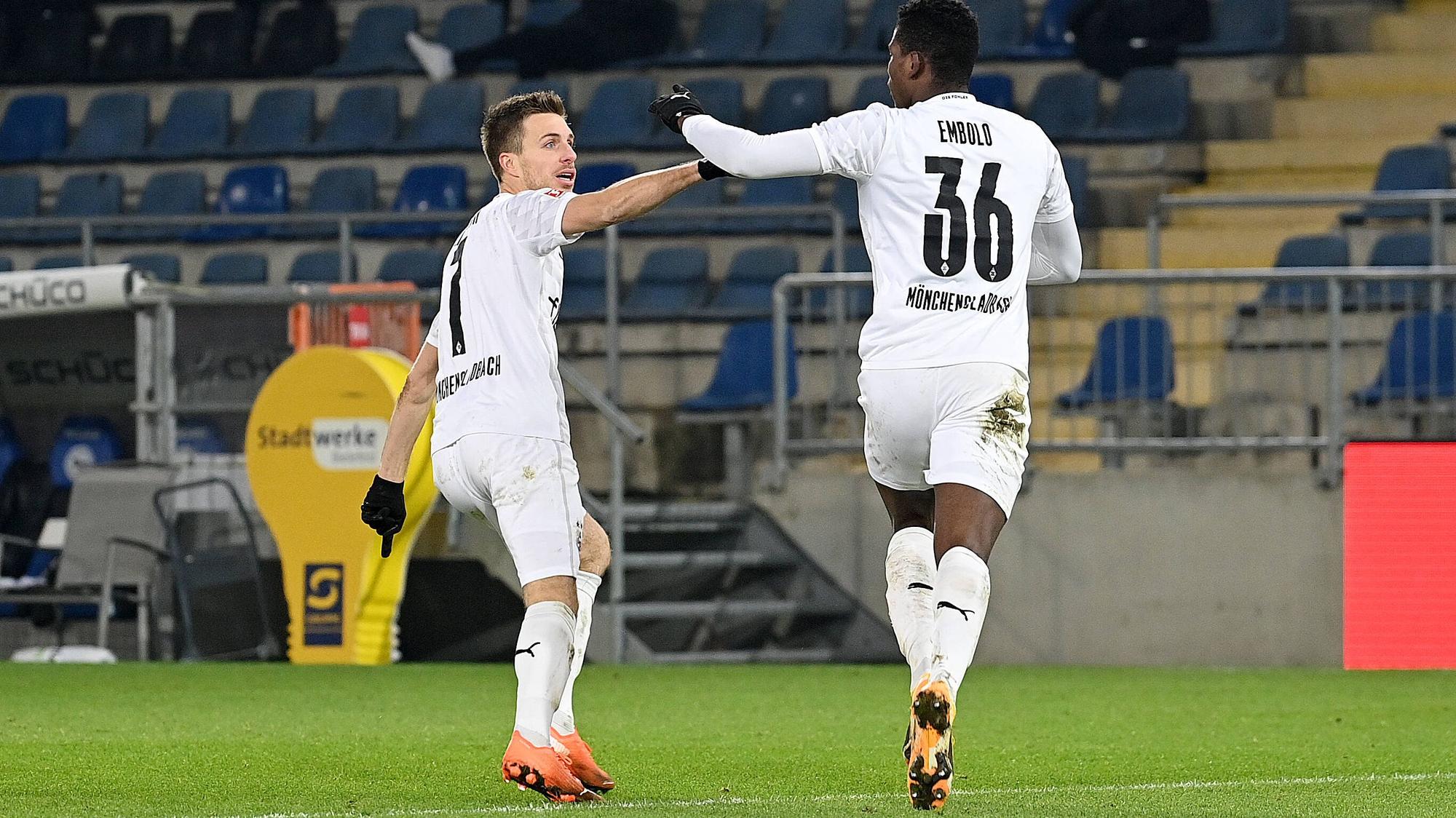 Breel Embolo (r.) jubelt nach seinem Tor zum 0:1 bei Arminia Bielefeld gemeinsam mit Mannschaftskollege Patrick Herrmann (l.).