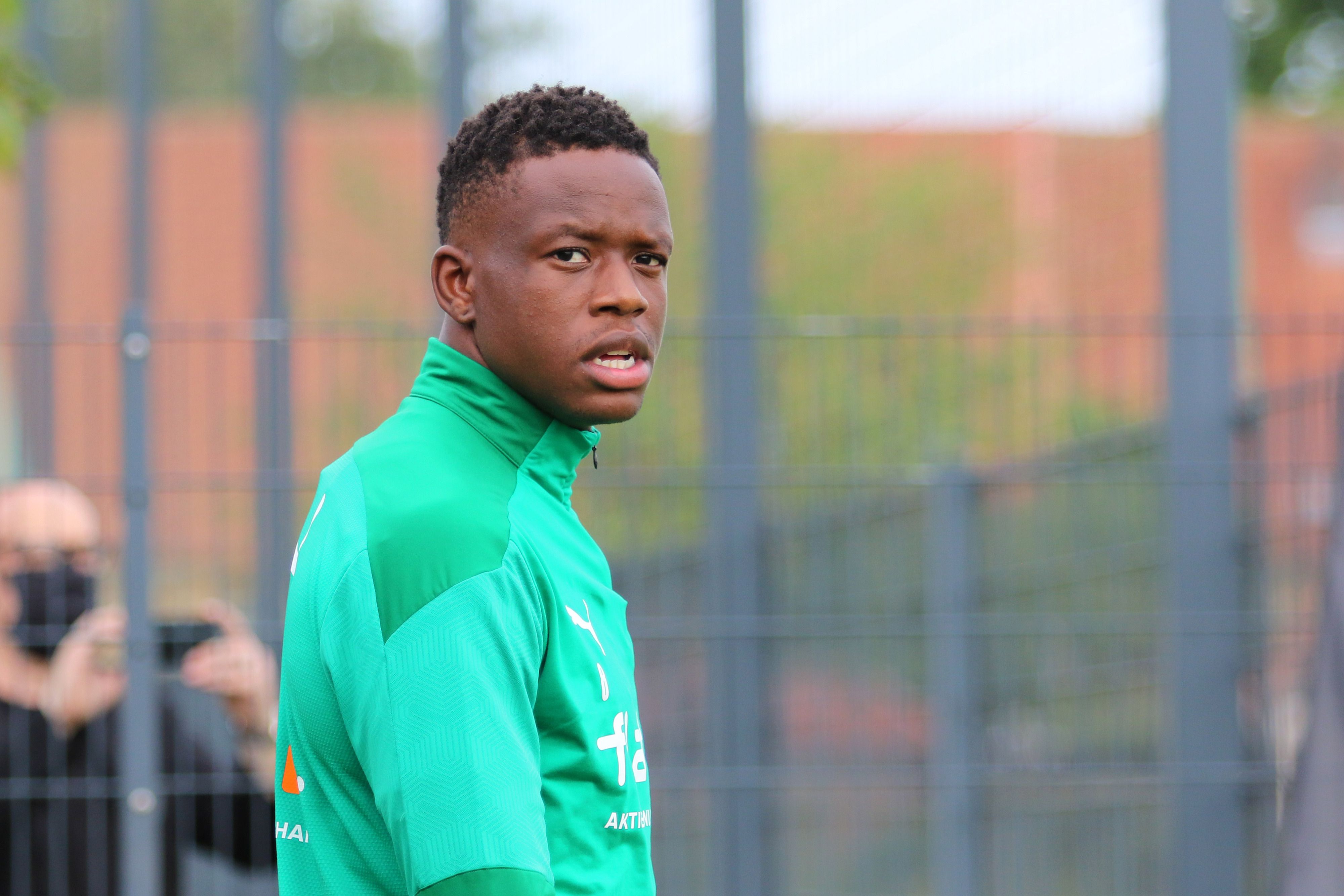 Borussias Mittelfeldspieler Denis Zakaria schaut im Sommer-Trainingslager in Harsewinkel skeptisch in die Kamera.