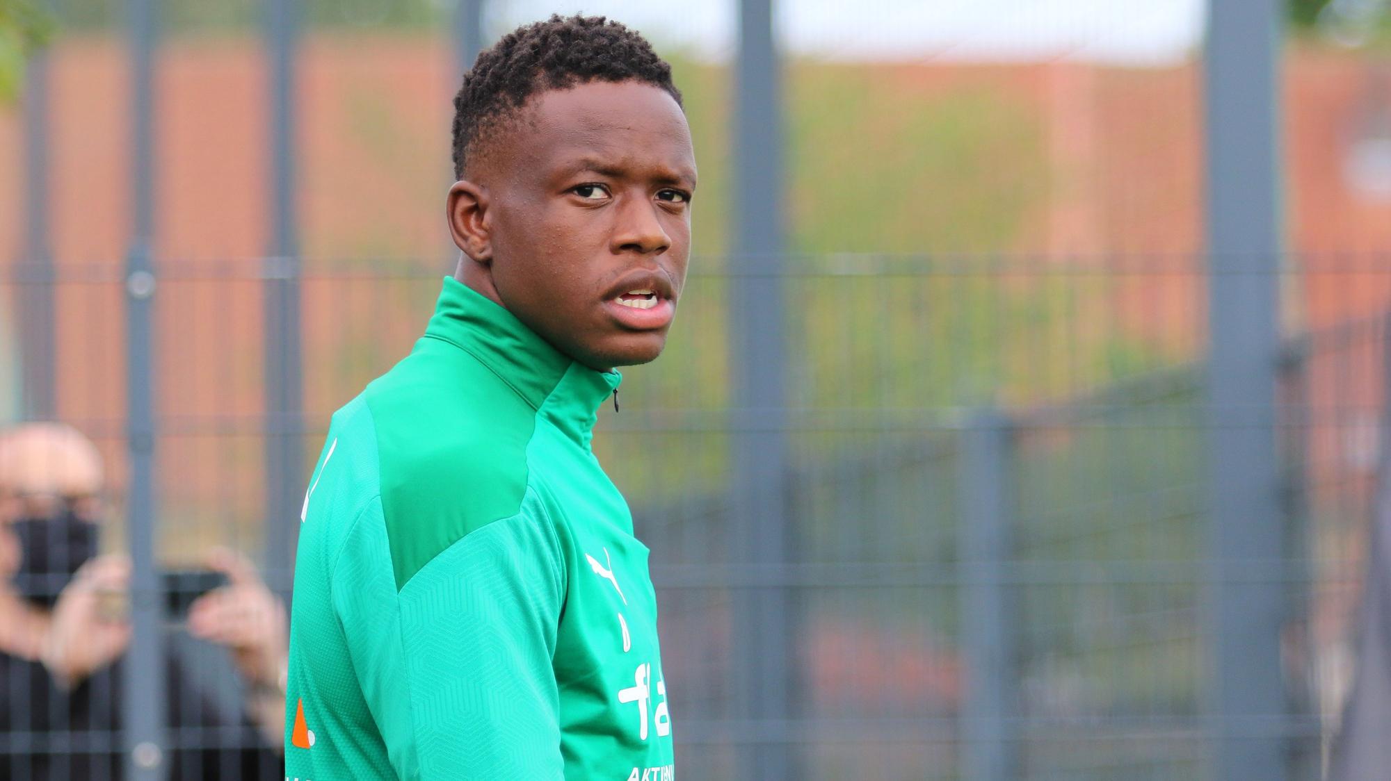 Borussias Mittelfeldspieler Denis Zakaria schaut im Sommer-Trainingslager in Harsewinkel skeptisch in die Kamera.
