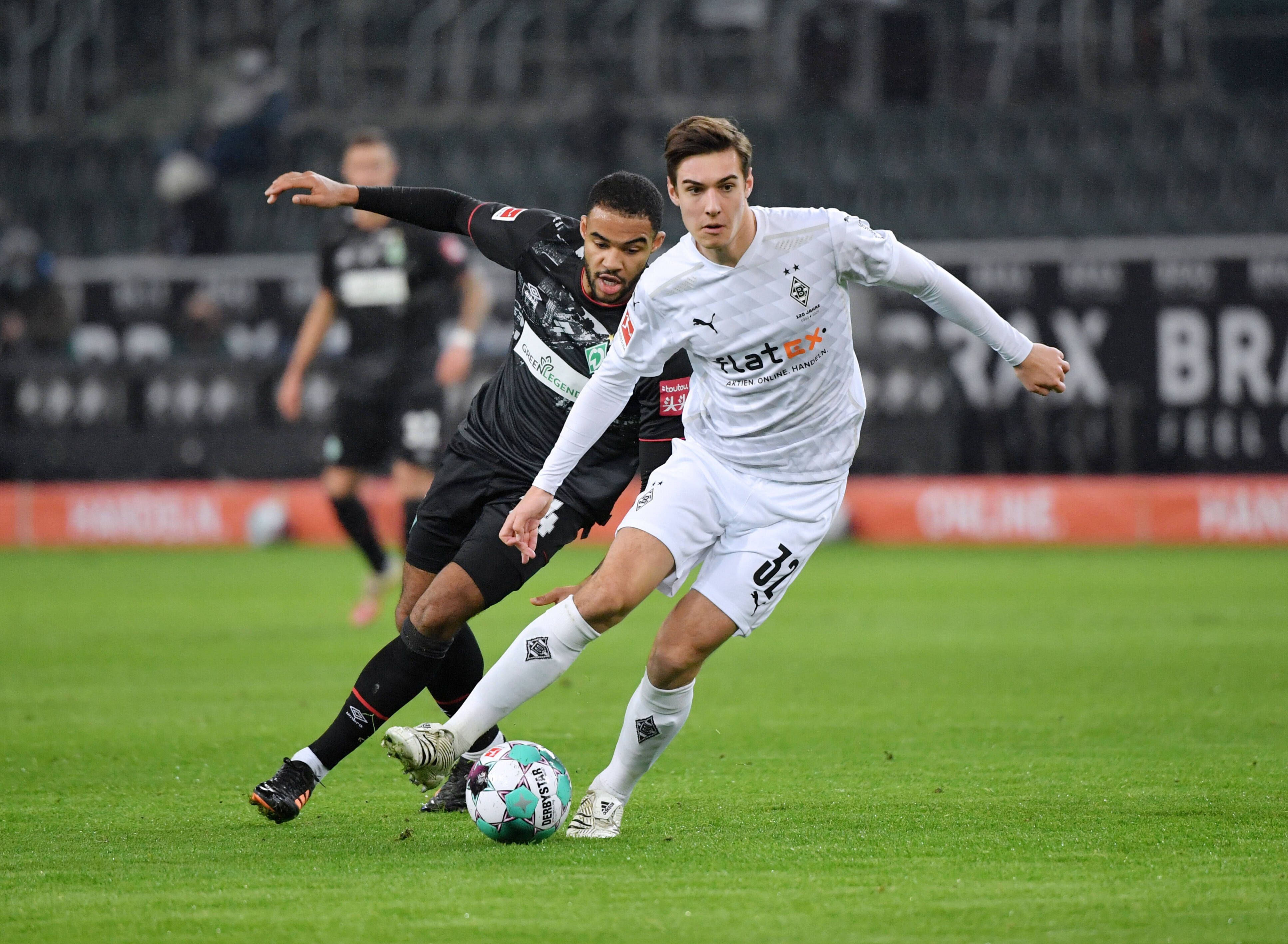 Jean-Manuel Mbom (l.) von Werder Bremen verfolgt Gladbachs Florian Neuhaus (r.).