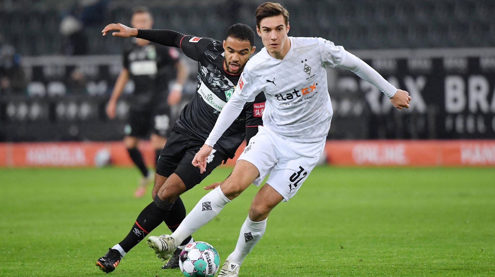 Jean-Manuel Mbom (l.) von Werder Bremen verfolgt Gladbachs Florian Neuhaus (r.).