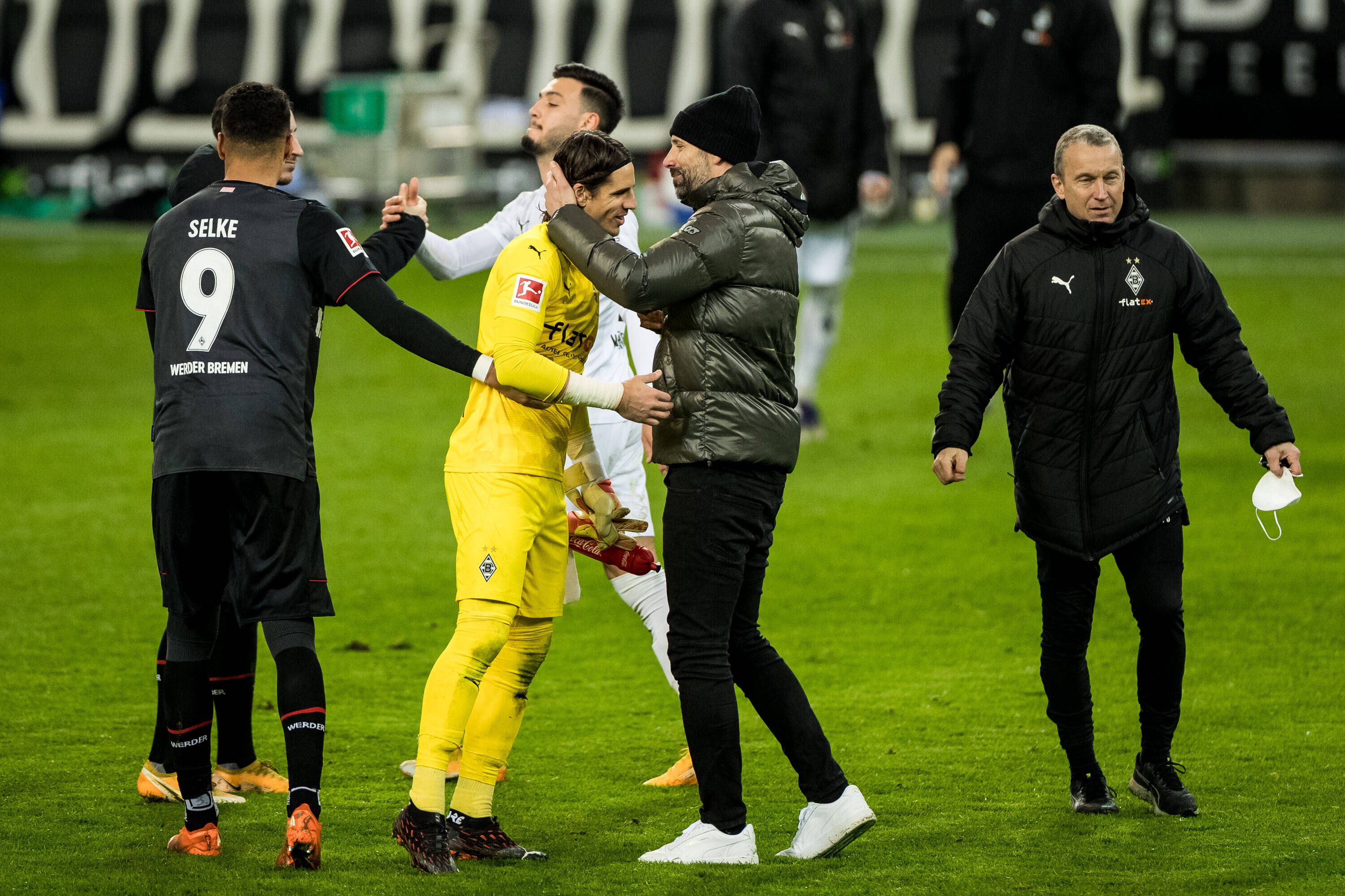 Gladbachs Torwart Yann Sommer (l.) klatscht mit Trainer Marco Rose (r.) ab.