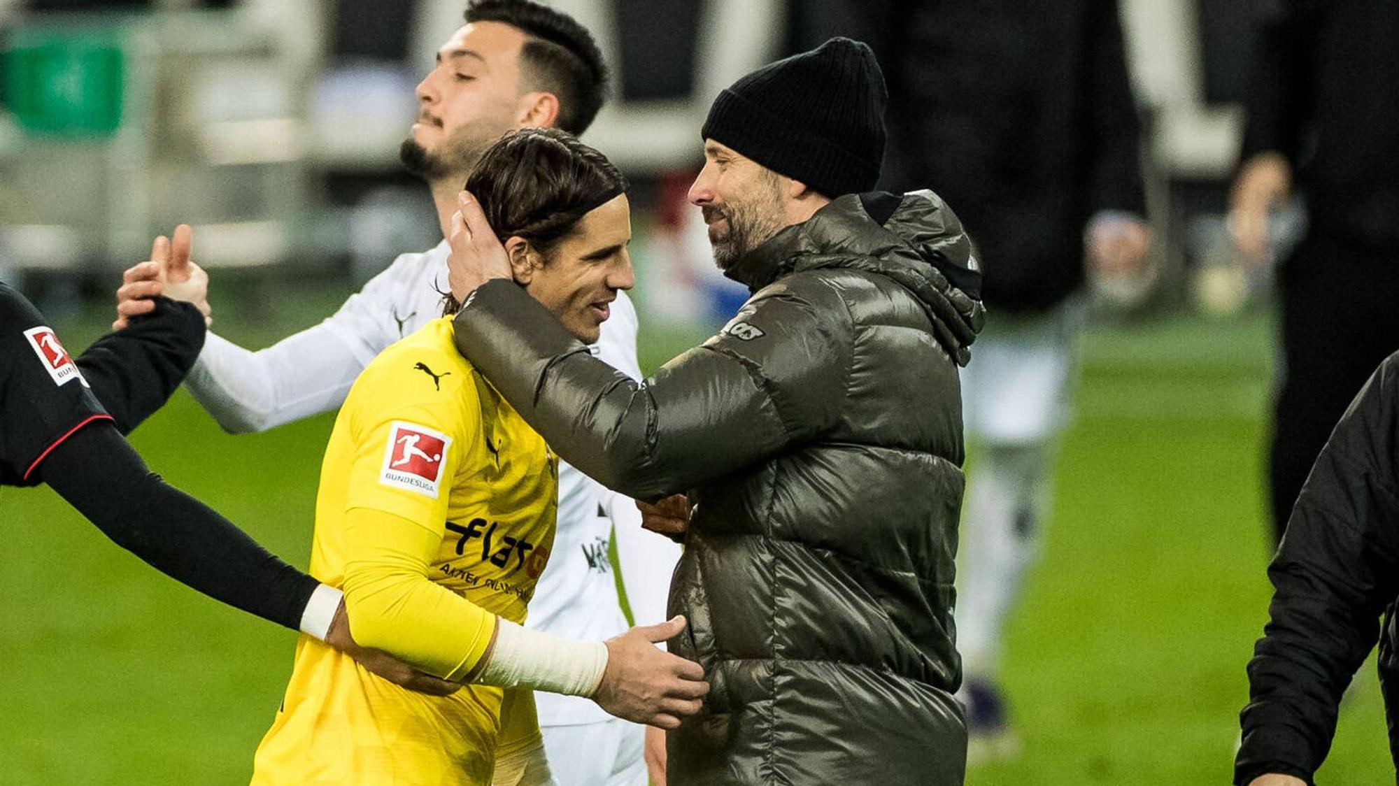 Gladbachs Torwart Yann Sommer (l.) klatscht mit Trainer Marco Rose (r.) ab.