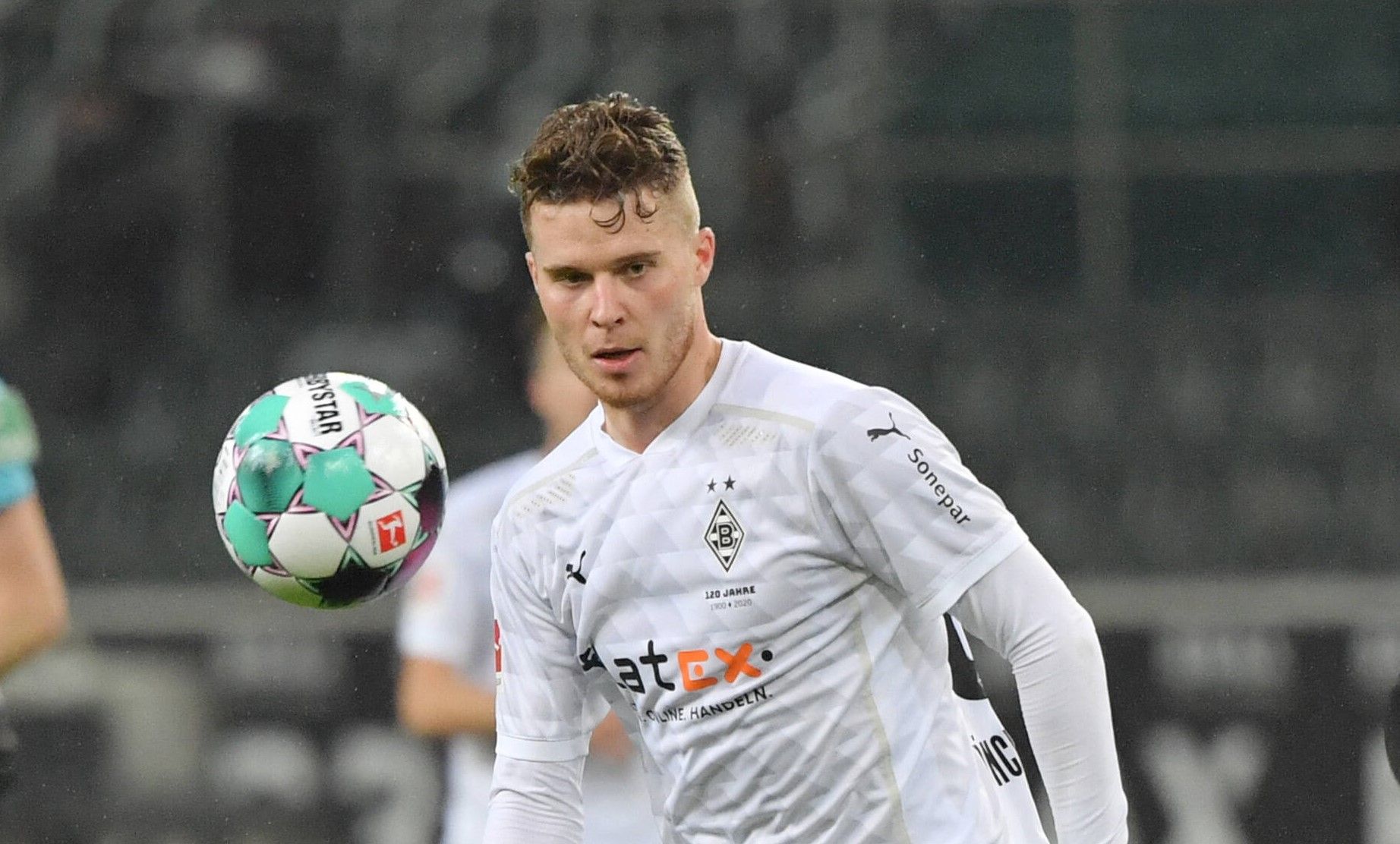 Nico Elvedi hat beim 1:0-Sieg der Borussia gegen Werder Bremen den Ball im Blick.