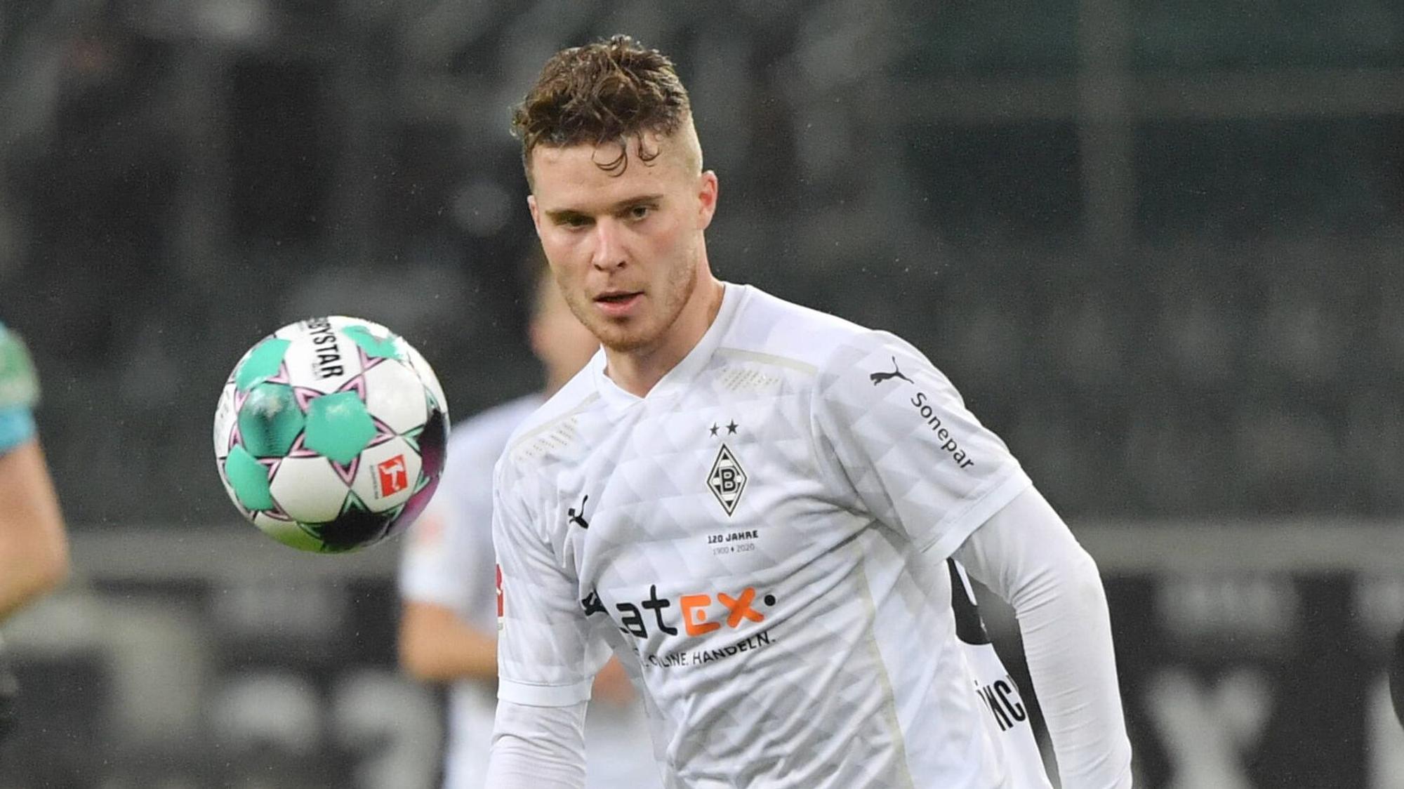 Nico Elvedi hat beim 1:0-Sieg der Borussia gegen Werder Bremen den Ball im Blick.