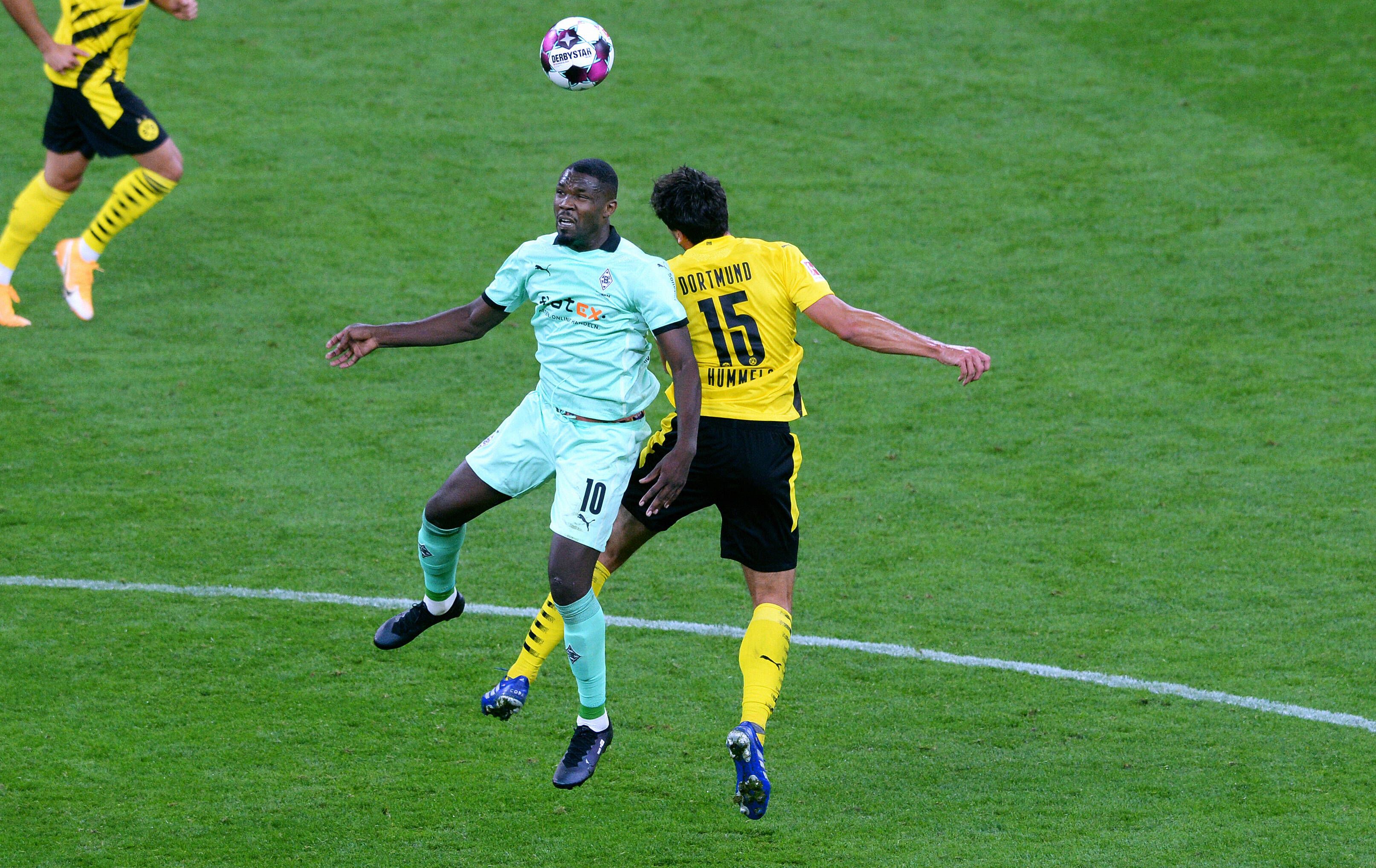 Gladbachs Marcus Thuram (l.) führt beim Hinspiel gegen den BVB im September 2020 ein Kopfballduell mit Mats Hummels (r.).