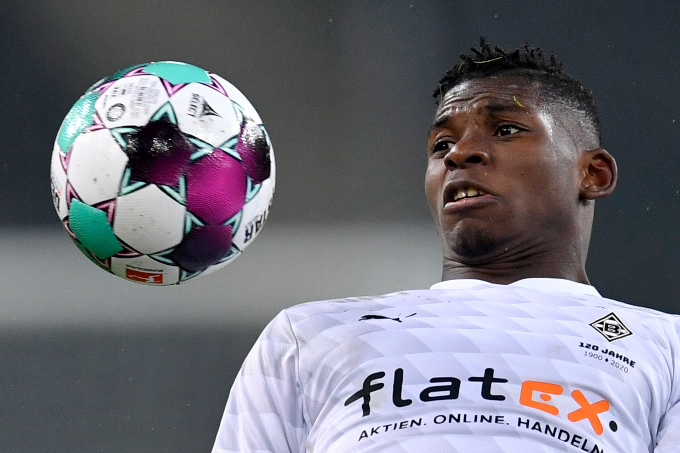 Gladbach-Stürmer Breel Embolo, auf diesem Foto am 28. November 2020 im Spiel gegen den FC Schalke zu sehen, nimmt den Ball aufmerksam ins Visier.