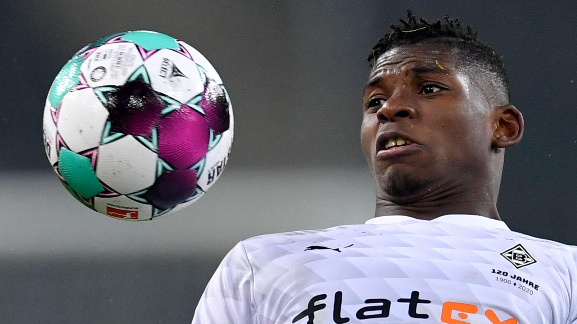 Gladbach-Stürmer Breel Embolo, auf diesem Foto am 28. November 2020 im Spiel gegen den FC Schalke zu sehen, nimmt den Ball aufmerksam ins Visier.