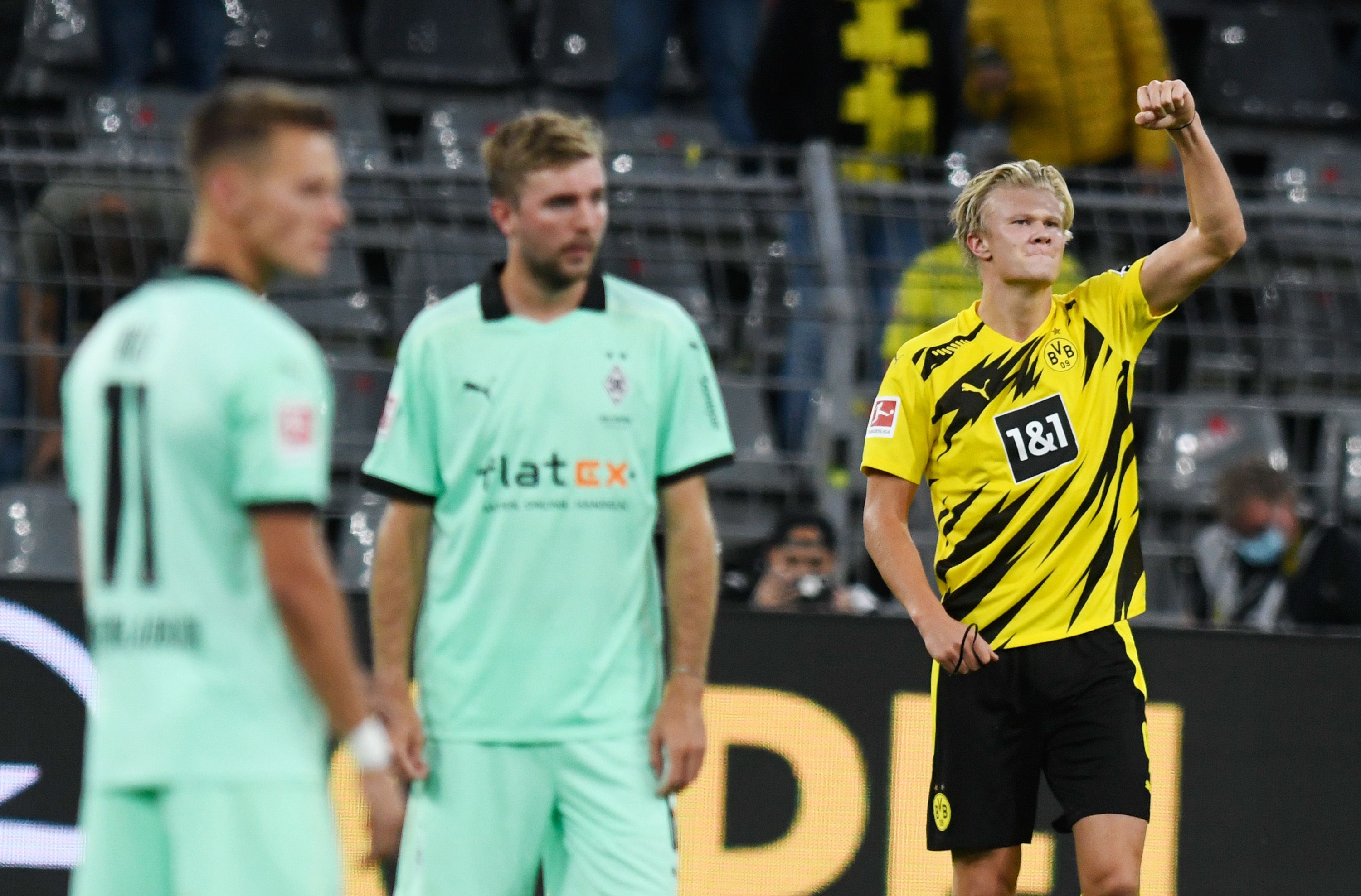 Erling Haaland (r.) traf im Hinspiel zwischen Dortmund und Gladbach doppelt.