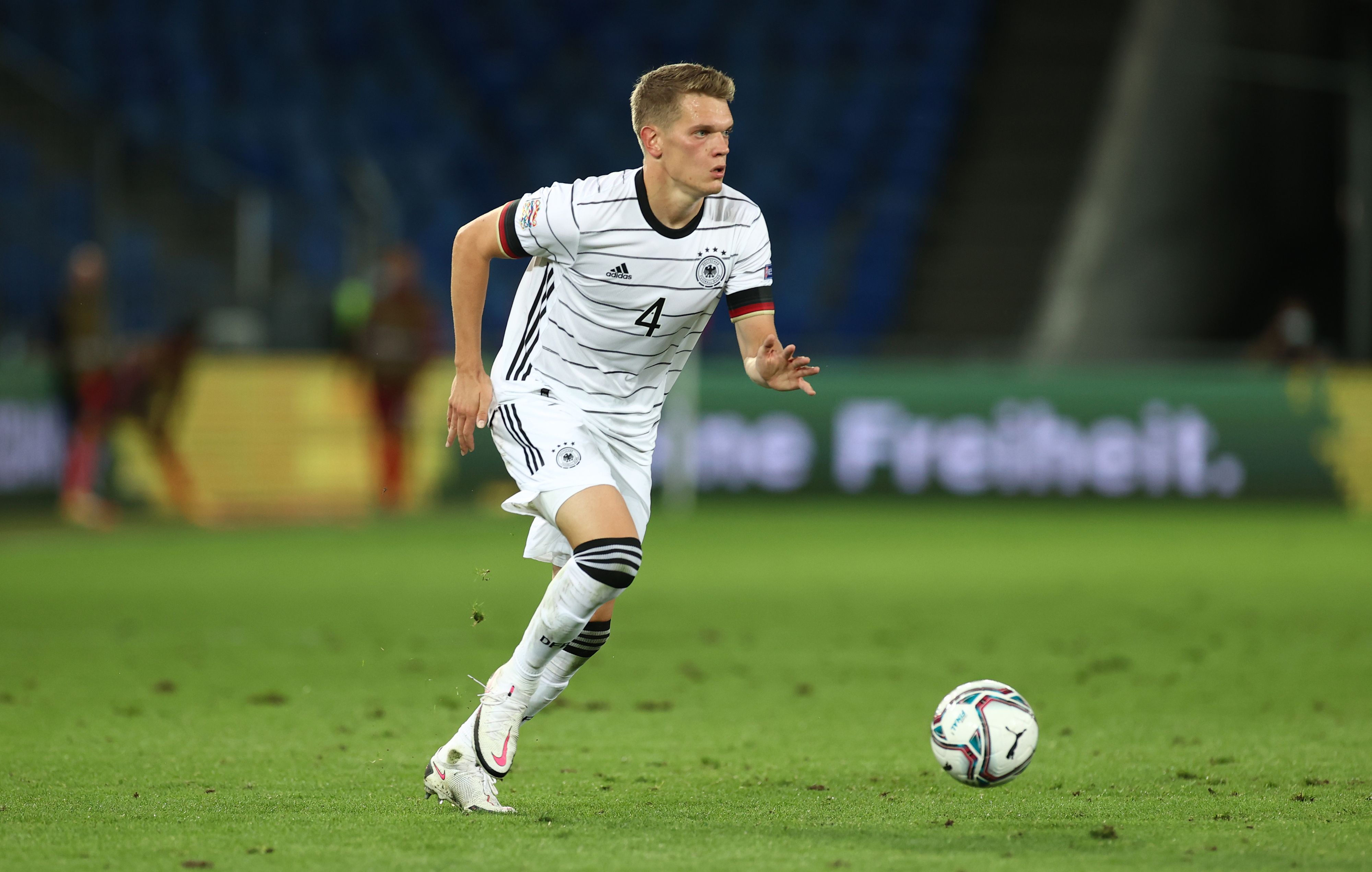 Gladbachs Nationalspieler Matthias Ginter, hier beim Nations-League-Duell zwischen der Schweiz und dem DFB-Team im Baseler St. Jakob-Park am 6. September 2020, blickt auf den Ball und das Spielfeld.