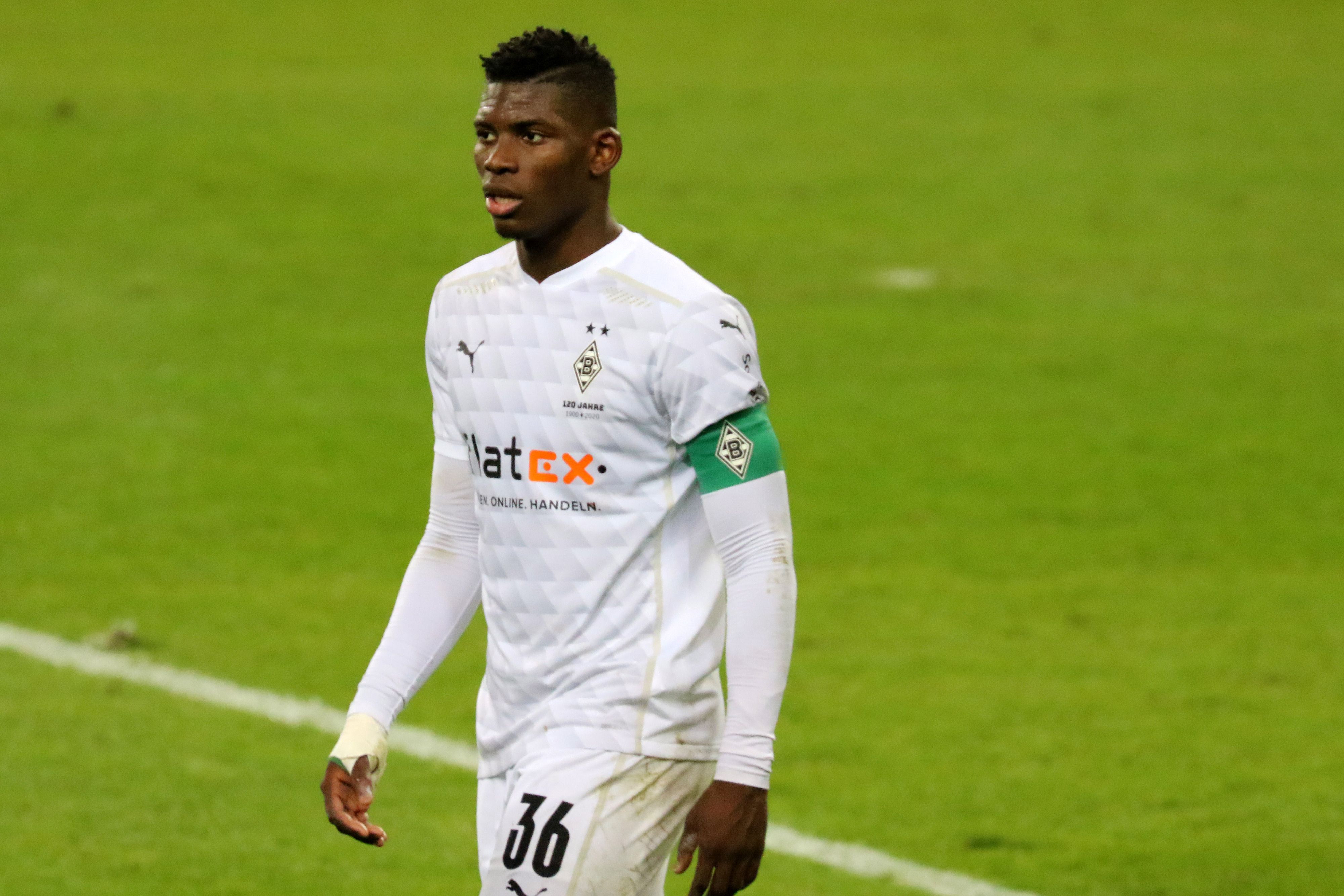 Gladbach-Stürmer Breel Embolo, hier am 12. Dezember 2020 beim Bundesliga-Spiel gegen Hertha BSC, blickt auf das Spielfeld.