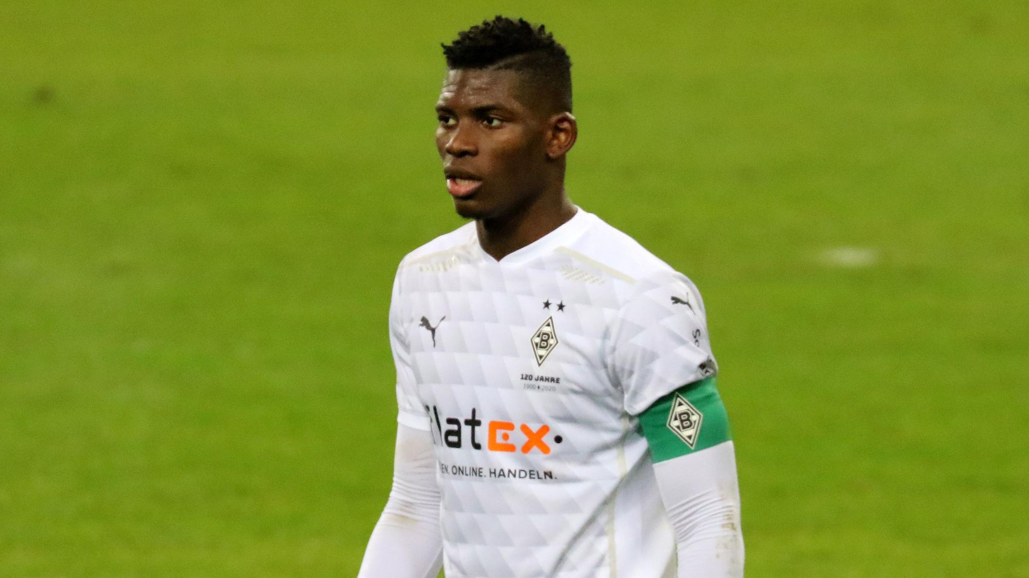 Gladbach-Stürmer Breel Embolo, hier am 12. Dezember 2020 beim Bundesliga-Spiel gegen Hertha BSC, blickt auf das Spielfeld.