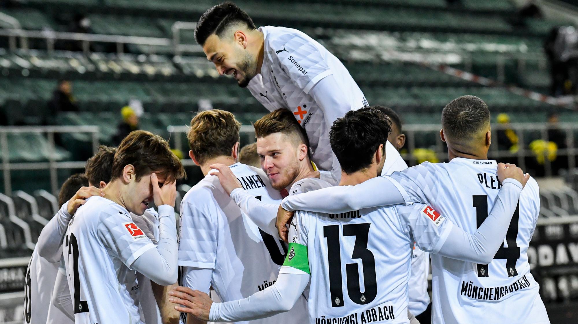 Mönchengladbachs Spieler jubeln im Bundesliga-Spiel gegen Borussia Dortmund über das Tor, das später durch Videobeweis-Entscheidung abgelehnt wurde.