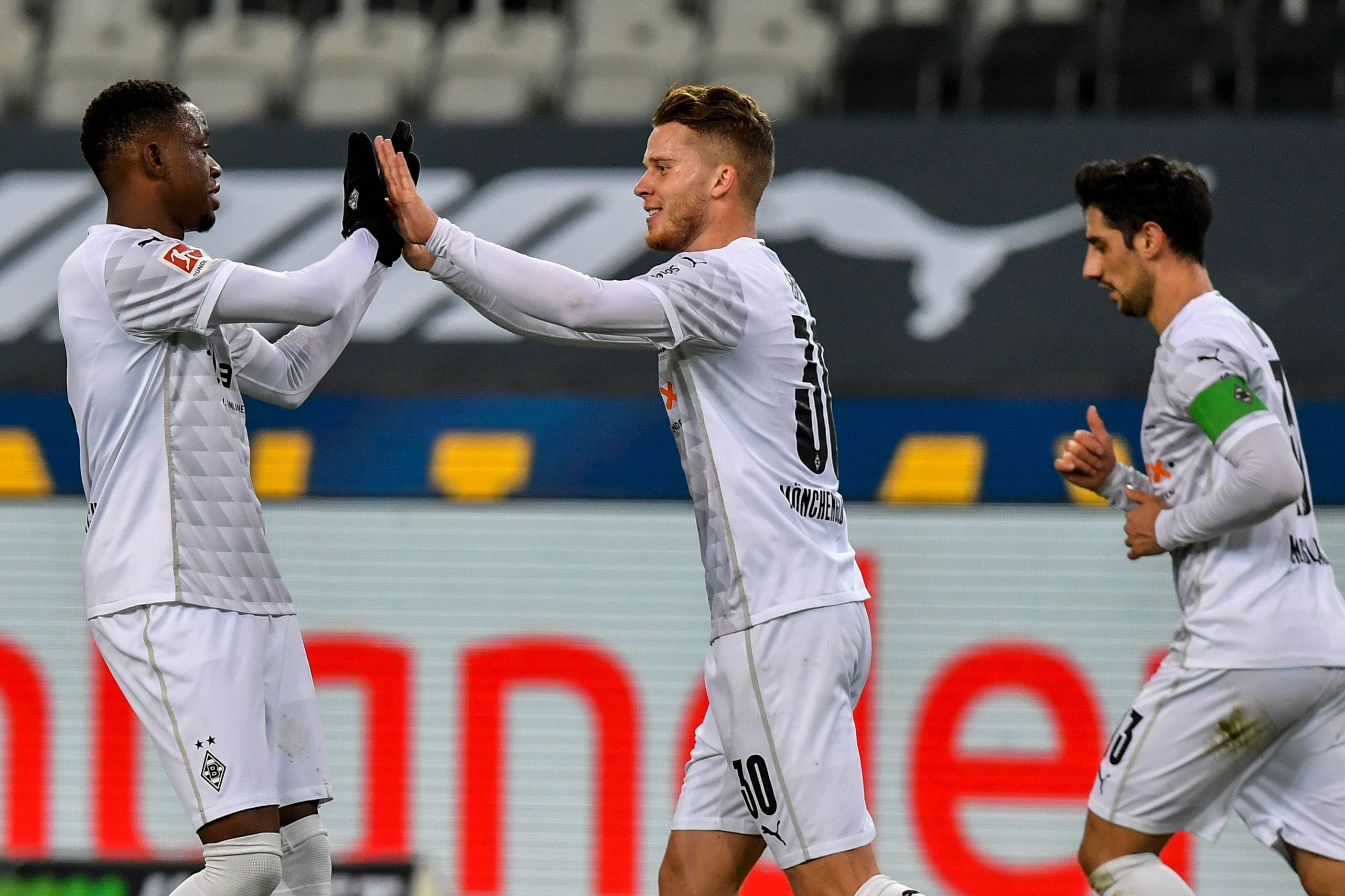 Denis Zakaria, Nico Elvedi und Lars Stindl von Borussia Mönchengladbach feiern den Sieg gegen den BVB.