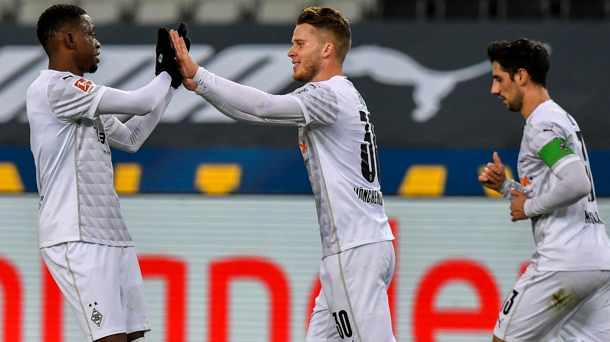 Denis Zakaria, Nico Elvedi und Lars Stindl von Borussia Mönchengladbach feiern den Sieg gegen den BVB.