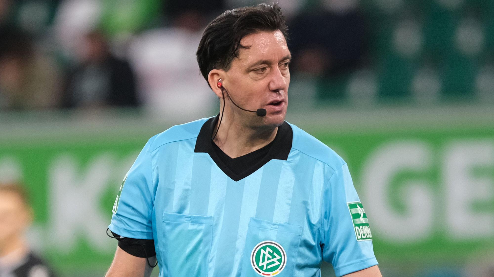 Manuel Gräfe beim Bundesliga-Spiel zwischen dem VfL Wolfsburg und Arminia Bielefeld am 25.10.20.
