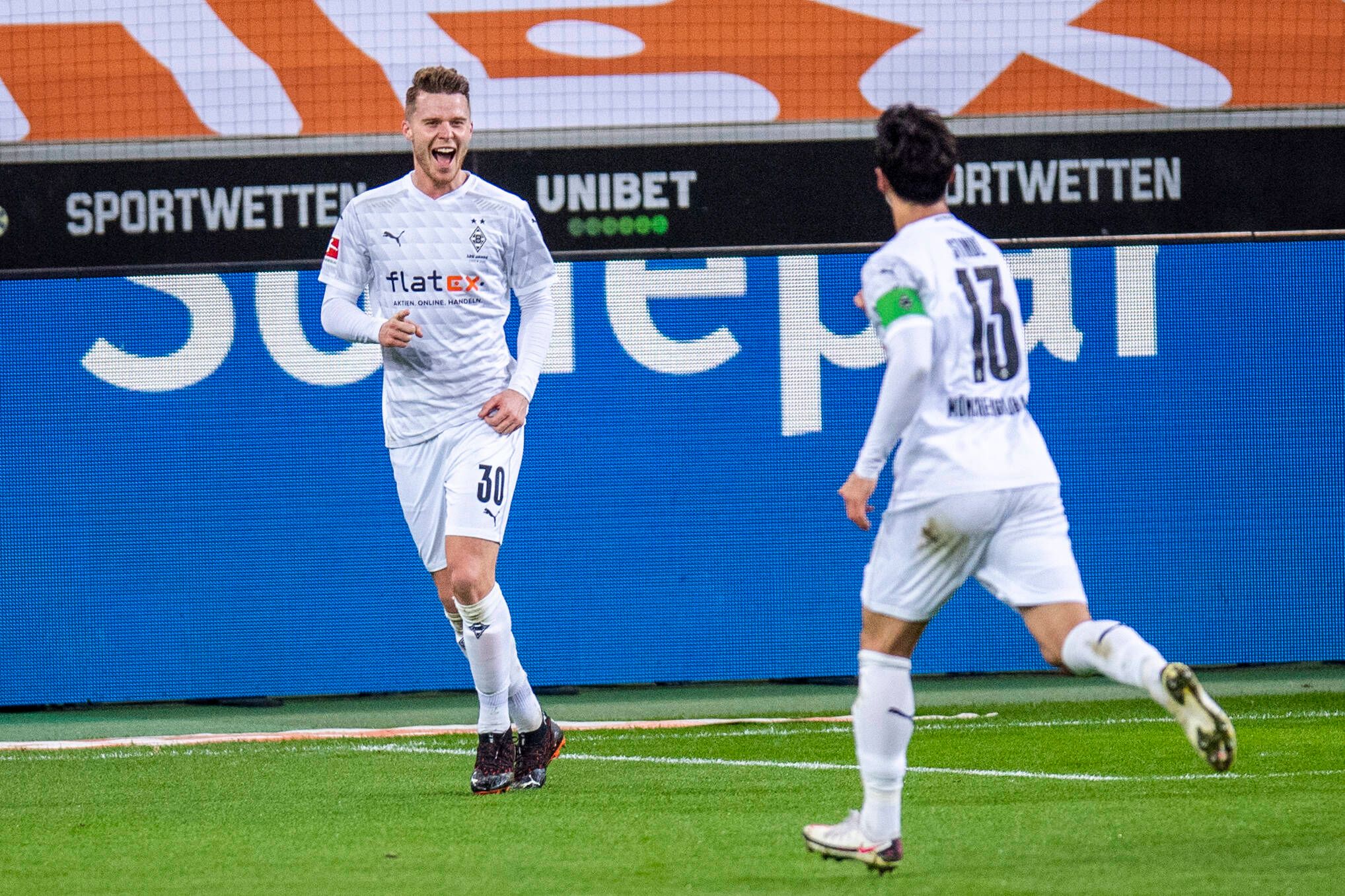 Gladbachs Nico Elvedi (l) jubelt nach seinem Tor zum 2:2 mit Gladbachs Lars Stindl im Bundesliga-Spiel gegen Borussia Dortmund am 22. Januar 2021.